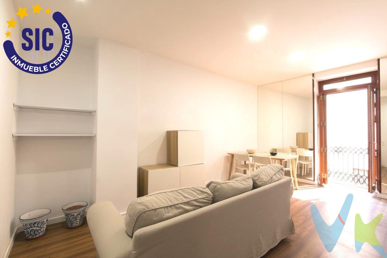 Se vende encantador piso muy luminoso en primera planta, en un edificio histórico de 1880, con fachada completamente rehabilitada y con balcones a dos calles. Esta acogedora vivienda cuenta con 64 m2 útiles (57 m2 construidos) ofrece una distribución práctica que destaca por su luminosidad natural durante todo el día. Situado en una primera planta, dispone de dos balcones orientados a distintas calles, Na Jordana y Gutenberg lo que garantiza ventilación cruzada y una agradable sensación de amplitud. El piso ofrece una distribución muy cómoda y bien aprovechada, con dos habitaciones equipadas con armarios empotrados amplios y altos, ideales para optimizar el espacio de almacenamiento. Cuenta además con un baño completo de estilo funcional y además una cocina independiente totalmente equipada con electrodomésticos, ideal para quienes disfrutan de la comodidad y el orden en el espacio de cocina. El salón-comedor es amplio y confortable, e incluye aparato de aire acondicionado, perfecto para mantener la temperatura ideal en cualquier época del año. La ubicación es uno de sus mayores atractivos: se sitúa muy cerca del cauce del río Turia, una de las zonas más valoradas por su entorno natural y espacios para pasear o practicar deporte, y también próximo al centro de la ciudad, con todos los servicios, comercios y transporte público al alcance de la mano. Una oportunidad ideal para quienes buscan vivir con comodidad, luz y una ubicación privilegiada.