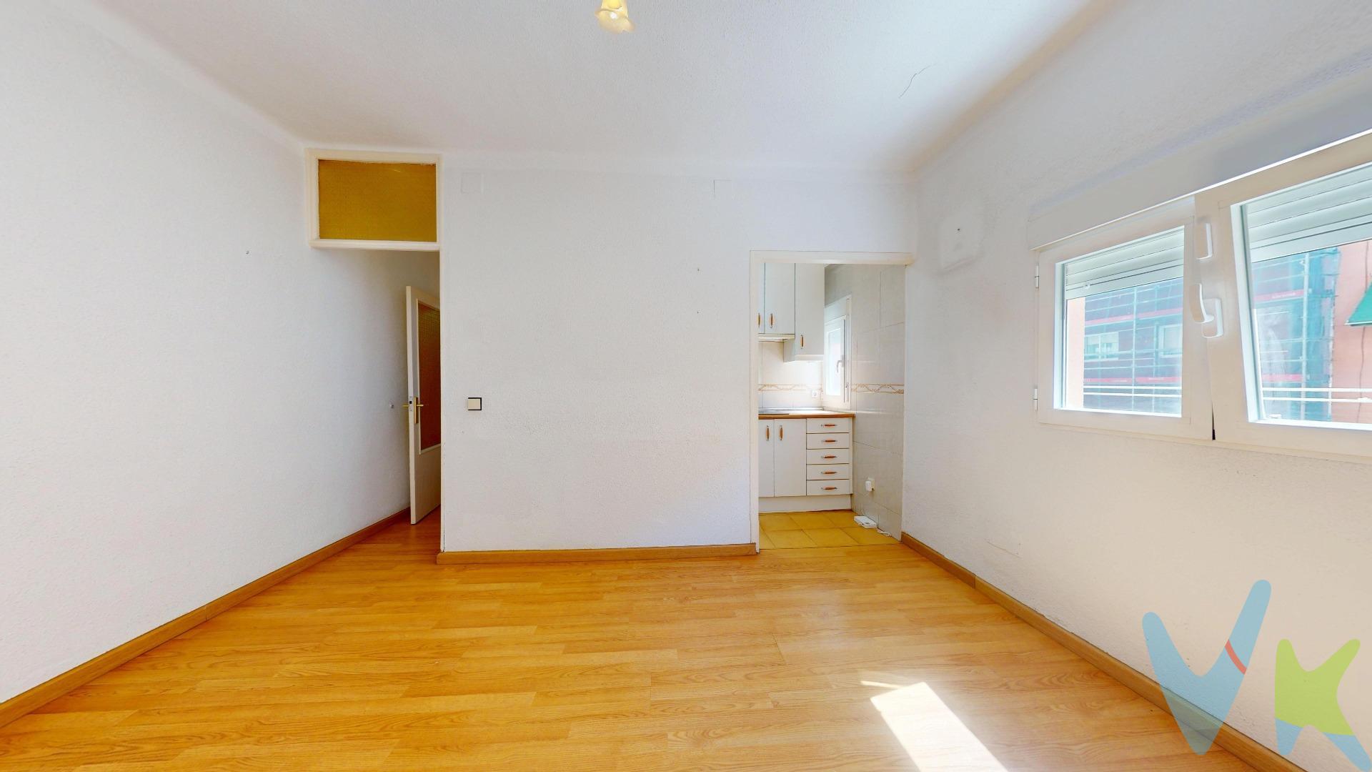 Magnifica oportunidad de comprar una vivienda en buen estado y bien ubicada a un precio sin competencia por calidades y situación de la misma. 59 metros cuadrados, 3 dormitorios, salón cocina y cyarto de baño , con muchas posibilidades de hacer salón con cocina americana , dejarlo en 2 dormitorios ect. Las calidades son las siguientes, puertas interiores de madera hueca,  suelos de tarima y gres, ventanas de pvc  oscilobatientes,  acometida de gas natural, actualmente no tiene calefacción la vivienda. Edificio consta de ascensor,  4 alturas y 4 vecinos por planta, vecinos inmejorables de la zona, ITE favorable. El entorno cuenta con todo tipo de infraestructuras, cercano al centro de salud Federica Montseny con todo tipo de especialistas y rehabilitación, metro Miguel Hernández línea 1 a 15 minutos de la Puerta Del Sol, varias líneas de autobuses 57, 54, 58, 142, 143, 144, 103 y nocturno, galería comercial, supermercados, colegios, centros lúdicos, bibliotecas, farmacias, entidades bancarias y todo tipo de negocios relacionados con el sector textil y de la hostelería, Acceso cercano a M-30 y A-3, parques y zonas infantiles. No se la juegue con una de las compras más importantes de su vida, 30 años en la zona nos avalan. En cumplimiento de lo dispuesto en el artículo 20 del Texto Refundido de la Ley General para la Defensa de los Consumidores y Usuarios, en su redacción vigente desde el 28 de diciembre de 2025, se informa expresamente de que el precio publicado no incluye los impuestos ni los gastos adicionales derivados de la compraventa, tales como el Impuesto de Transmisiones Patrimoniales o el IVA en su caso, Actos Jurídicos Documentados, aranceles notariales y registrales u otros gastos inherentes a la operación, los cuales se determinarán en función del precio final de cierre de la compraventa. El precio final ofertado respeta la normativa reguladora de precios que resulte aplicable. Asimismo, la presente operación devengará honorarios de intermediación profesional equivalentes, como máximo, al 3% del precio final de compraventa, más el IVA vigente, que serán abonados por la parte compradora.