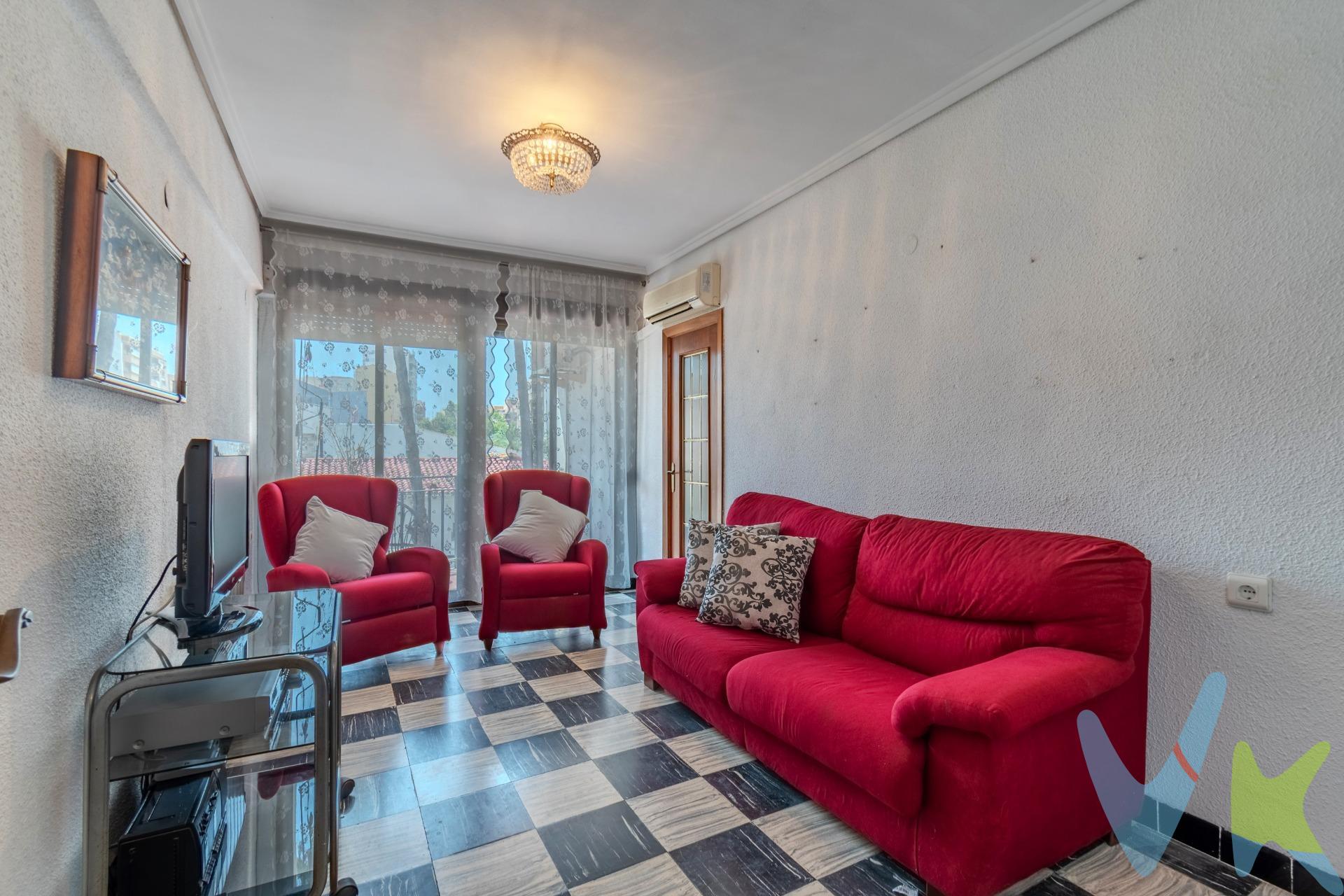 🏖️ ¡Descubre tu nuevo hogar en Castellón, a solo 200 metros del mar ! Este encantador piso ubicado en el vibrante Puerto de Castellón es una oportunidad única que no querrás dejar pasar. Con un precio atractivo , la propiedad conserva su estilo original pero ofrece infinitas posibilidades para actualizarla y modernizarla según tus gustos personales. 🌞 Su orientación norte-sur garantiza luz natural durante todo el día, creando un ambiente cálido y acogedor en cada rincón del hogar. El espacio se distribuye cómodamente con tres habitaciones: una doble ideal para descansar plácidamente 🛏️ y dos sencillas perfectas como oficinas o cuartos infantiles 👶🧸; además dispone de un baño práctico equipado correctamente 🚽🚿 . No pierdas esta ocasión dorada donde los días soleados te esperan justo al cruzar la calle hacia la playa!. Solicita una visita y descubre tu refugio cerca del mar. 