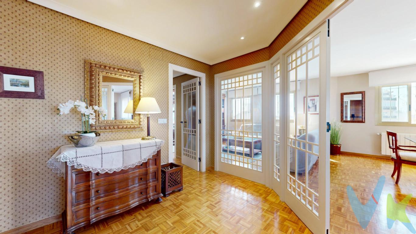 Oportunidad única de adquirir uno de los mejores áticos del centro de Castellón con plaza de GARAJE y 240m² de vivienda.  Tenemos el placer de presentarles este EXCLUSIVO ÁTICO ESQUINERO rodeado de terraza, con 6 HABITACIONES, GARAJE y con 2 entradas independientes a la vivienda.  Estas 2 entradas independientes garantizan privacidad y comodidad, ideales para separar espacios o facilitar la entrada de invitados, servicio o para uso dual.  Nada más entrar por la principal nos encontramos con un elegante recibidor potenciado por unas grandes cristaleras de diseño que dan paso al resto de la vivienda. Accedemos a un gran salón-comedor con 5 ventanales que proporcionan una increíble luz natural y ventilación cruzada, así como salida directa a una maravillosa terraza con vistas despejadas al corazón de la ciudad y a la emblemática plaza la Paz. Esta vivienda dispone de amplia cocina con zona de comedor integrada, perfecta para disfrutar de comidas con familia en un ambiente íntimo, luminoso y funcional además de disponer de una práctica zona de galería/lavandería. En sus 240m² encontramos 6 habitaciones pudiendo destinar alguna de ellas a oficina o adaptarla a tus necesidades, 2 baños completos, uno de ellos en suite (incorporado a la habitación principal).  Esta casa se distingue por sus acabados de alta calidad; equipada con aire acondicionado por splits, calefacción por radiadores, ventanas climalit aportando aislamiento térmico y acústico, rejas en las ventanas, así como persianas principales automáticas. Recientemente ha sido pintada con pintura premium, aportando un acabado de calidad y elegancia. Por si fuera poco, incluye gran plaza de garaje en el mismo edificio con capacidad sobradamente para coche y moto.  Y que decir de la zona!! Delante del edificio se ubica uno de los mejores colegios CEIP Herrero así como el Hotel NH Mindoro, el Teatro principal, cafeterías, restaurantes, comercios de moda, supermercados, farmacias y absolutamente todos los servicios. Vive la vida de Castellón desde tu casa!  Sé el primero en contactarnos, no todos los días se tiene la oportunidad de poder adquirir una vivienda tan especial como esta.    Si tienes que vender antes tu vivienda, llámanos y te asesoramos cómo hacerlo para además tener los mínimos gastos posibles y todas las garantías.  Agencia Registrada con el nº00516 en el Registro Obligatorio de Agentes Inmobiliarios de la Comunidad Valenciana    Por mandato expreso del propietario, COMERCIALIZAMOS ESTE INMUEBLE EN EXCLUSIVA, lo que le garantiza el acceso a toda la información, a un servicio de calidad, un trato fácil, sencillo y sin interferencias de terceros. Por este motivo, se ruega NO MOLESTAR AL PROPIETARIO, a los ocupantes de la propiedad o a los vecinos. Muchas gracias por su comprensión.   La oferta está sujeta a cambios de precio o retirada del mercado sin previo aviso. Este anuncio en su conjunto, incluyendo textos, fotos, imágenes o cualquier otro contenido de este, no es vinculante dado que la información es ofrecida por terceros y puede contener errores. Se muestra a título informativo y no contractual.  El precio anunciado NO INCLUYE los impuestos, ni los gastos como, Notario, Registro de la Propiedad, ni los honorarios de la agencia inmobiliaria.  Esta propiedad se pone a la venta con toda la documentación comprobada y en regla, por lo que ofrecemos GARANTIAS a los compradores.