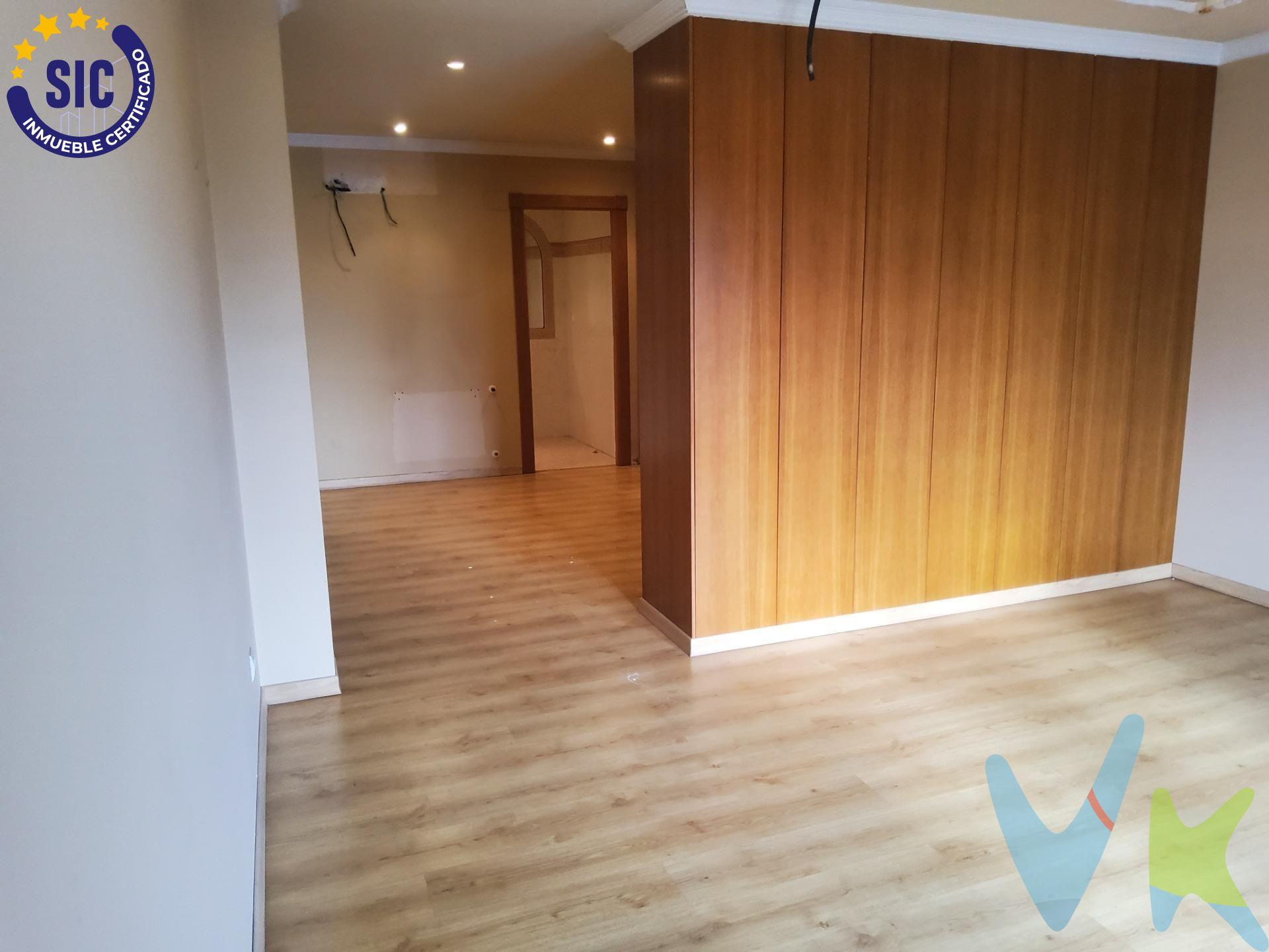 Una Vivienda que ocupa una planta entera de 573 m² 6 Hab. Planta 4ª exterior con ascensor Garaje/ Trastero incluida. Remax Urbe, presenta esta exclusiva vivienda situada en el centro histórico de Carlet, una propiedad singular que destaca por su elegancia, amplitud y excelente ubicación. Ideal para quienes desean vivir con estilo en una de las zonas más emblemáticas de la ciudad. Ubicada en la calle Murillo, en una finca emblemáticas. Un entorno que combina el carácter señorial de la arquitectura original con comodidades modernas y un diseño de vanguardia. La propiedad cuenta con 572 m² construidos, distribuidos en 6 habitaciones y 6 baños. 4 dormitorios principales, dispone de un amplio vestidor, un baño en suite y una bañera perfecta para momentos de relajación. El espectacular salón-comedor con cocina independiente que destaca por su amplitud y luminosidad. Toda la vivienda cuenta con techos altos y ladrillo visto, aportando un carácter único y auténtico. Además, los grandes ventanales con salida a balcones ofrecen vistas directas a la Plaza del Ayuntamiento. Las puertas ocultas permiten separar ambientes de forma funcional y elegante, maximizando la limpieza visual y el confort. Además, dispone de un amplio trastero ubicado en una gran Azotea, perfectamente para acondicionar, ideal para disfrutar de reuniones al aire libre. Situada en el corazón de la ciudad, esta propiedad se encuentra rodeada de historia, cultura y todos los servicios necesarios. La zona está perfectamente comunicada y es ideal tanto para residencia habitual como para segunda vivienda o inversión inmobiliaria de alto nivel. No pierdas la oportunidad de conocer una de las propiedades más exclusivas del centro de Carlet, 34Km a Valencia. Contáctanos y agenda tu visita hoy mismo. . Características básicas. 572 m² construidos, 560 m² útiles. 6 habitaciones [4 son suites]. 6 baños en total. Balcón. Plaza de garaje. Segunda mano/buen estado. Vestidores. Trastero. Orientación oeste. Construido en 2004. Acceso y vivienda adaptados para personas con movilidad reducida. Edificio. Planta 4ª exterior. Con ascensor. VENTA:. PVP 515.000€. Gastos e impuestos no incluidos en el precio. La compra conlleva impuestos y gastos de formalización para el comprador. A título orientativo se informa que en segundas transmisiones el ITP con carácter general en Valencia es del 9%, pudiendo existir otros tipos impositivos atendiendo a las circunstancias personales del comprador u otras circunstancias previstas legalmente. Base imponible del impuesto el mayor valor entre el precio de compraventa, la tasación o el valor de referencia catastral. En cuanto a los gastos de notaría y registro, en su caso, suelen oscilar aprox. entre 1,5% y 2,5% (aranceles variables según precio, n.º de copias y complejidad). El comprador elige notario. Si el comprador precisase de hipoteca: tasación, condiciones y costes bancarios serán según entidad elegida por el comprador, así como los gastos de gestoría, y cualesquiera otros gastos inherentes a la formalización de la compraventa que legalmente correspondan a la parte compradora, salvo pacto expreso en contrario con el vendedor.El consumidor tiene, conforme a la normativa vigente, a su disposición información y documentación adicional relativa al inmueble y condiciones de la compraventa, que podrá ser consultada en C/Joaquín Costa 4, bajo 46005 Valencia o urbe2@remax.es. Honorarios de mediación inmobiliaria a cargo del COMPRADOR: (3% del precio final de venta más IVA (21%), salvo otro pacto.); y de VENDEDOR (según acuerdo con el mismo). Se informa al consumidor que la agencia actúa como intermediaria inmobiliaria en la operación, estando cualquier eventual compraventa y sus condiciones sujeta a la aceptación expresa del propietario-vendedor y a la posterior formalización del correspondiente contrato.