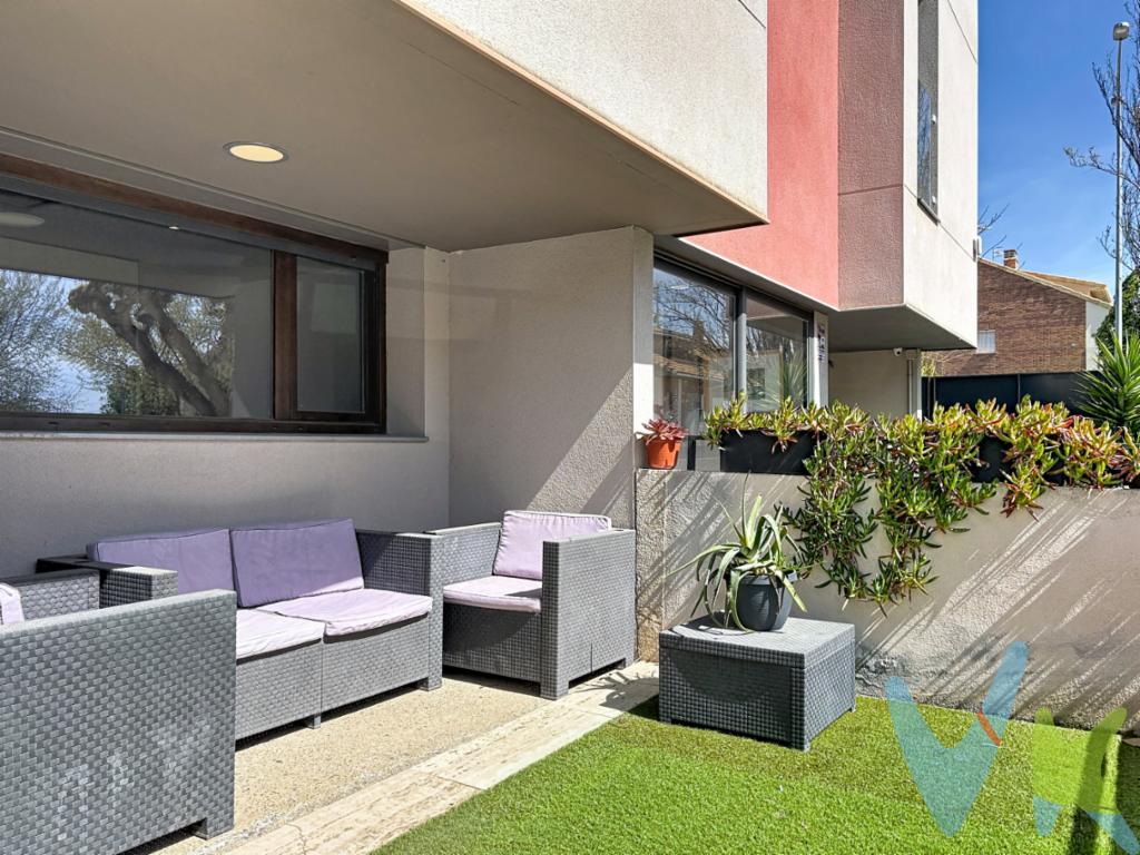 Descubra la tranquilidad de asegurar el futuro de su familia. Vivienda lista para entrar a vivir que combina a la perfección amplitud, eficiencia y confort. Sus 190 m² de superficie habitable están inteligentemente distribuidos para su comodidad diaria, ofreciendo un espacioso salón comedor, cocina independiente, cuatro dormitorios, dos baños completos y un práctico aseo. El gran valor emocional y funcional de esta casa reside en sus magníficos espacios al aire libre, brindándole ese ansiado jardín privado de 45 m² y una estupenda terraza, a lo que se suma un extraordinario anexo de 67 m² que alberga un área de local y un indispensable garaje con capacidad para dos vehículos. Desde un punto de vista técnico y de ahorro (Certificación Energética B), la propiedad es todo un referente al contar con climatización por suelo radiante-refrescante y agua caliente comunitaria provista por innovadores sistemas de geotermia y aerotermia con contadores individuales, garantizando un hogar sostenible y un control totalmente transparente de sus consumos; en definitiva, una decisión inmobiliaria sólida y segura para dar el mejor paso hacia su nueva vida.