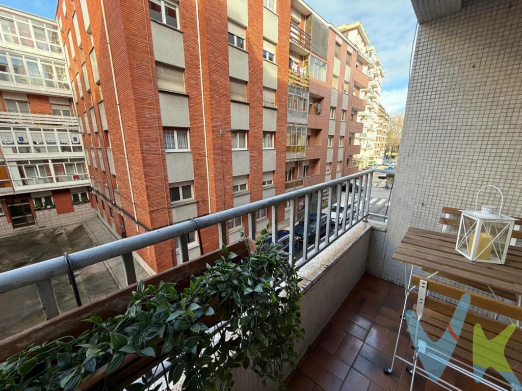 ¡Excelente oportunidad para adquirir una vivienda en una de las zonas más apreciadas de Gijón! Presentamos un encantador piso en venta, ubicado en el corazón de El Bibio. Esta propiedad ofrece un espacio urbano bien distribuido y acogedor, ideal para aquellos que valoran tanto la comodidad como la proximidad a los servicios fundamentales.Este maravilloso piso consta de 69 metros cuadrados útiles, algo que garantiza un ambiente hogareño con un diseño funcional. Además, con 89 metros cuadrados construidos, hay suficiente espacio para que cada miembro de la familia pueda disfrutar de su propio rincón. La ubicación en la planta 2 del edificio proporciona fácil acceso a través del ascensor, algo que facilita significativamente el día a día, especialmente para las mudanzas.Al acceder al apartamento, quedará impresionado por la luz natural que llena el espacio. El piso cuenta con tres amplias habitaciones, todas ellas ideadas para ti y tu familia. Desde un dormitorio principal hasta una posible oficina en casa, las posibilidades de adaptación son infinitas. Asimismo, la propiedad fue diseñada teniendo siempre en mente la funcionalidad y el confort contemporáneo.Un aseo en el piso se configura para suplir perfectamente las necesidades diarias, contribuyendo a la distribución práctica del hogar. La comodidad se complementa con un acogedor balcón, ideal para disfrutar de unas vistas urbanas o momentos tranquilos en el exterior, y donde podrá relajarse después de un largo día de trabajo.El edificio, construido en el año 1978, cuenta con una excelente estructura y el ascensor es una de las prestigiosas características que realzan la accesibilidad para todas las edades. Este detalle lo transforma en una alternativa idónea tanto para familias con niños como para personas mayores.En los alrededores del edificio, se podrán encontrar múltiples servicios y facilidades esenciales. La proximidad a diversas líneas de autobús asegura una conectividad excelente y sin problemas para moverse por la ciudad. Lo que ofrece una considerable ventaja para quienes dependen del transporte público para sus desplazamientos diarios.Un paseo por el vecindario de El Bibio revela la calidez y el sentido de comunidad que predominan en la zona. A pocos minutos de distancia, podrá disfrutar de parques, cafeterías, y tiendas locales que enriquecen el entorno, proporcionando un perfecto equilibrio entre la vida urbana y la tranquilidad. Además, su ubicación estratégica le permite disfrutar de todo lo que Gijón tiene para ofrecer, desde sus maravillosas playas hasta su vibrante vida cultural y social.Adquirir este piso representa mucho más que simplemente comprar una propiedad; es invertir en calidad de vida y seguridad. No pierda la oportunidad de ver por sí mismo lo que este espléndido hogar tiene para ofrecer. Te invitamos a visitar y descubrir este tesoro escondido en El Bibio, Gijón.No dude en ponerse en contacto para más detalles o para concertar una visita. Su futuro hogar lo espera, listo para darle la bienvenida en un entorno pleno de comodidades y posibilidades infinitas.Contamos con más de 35 años de experiencia acreditada y nuestro objetivo es garantizarle un servicio de compra humano, ético, de calidad, fácil y seguro. Nuestro equipo lo integran agentes con la titulación AIR (Agente Inmobiliario Registrado), somos CRS (Council of Residential Specialist) y API. (Agente de la Propiedad Inmobiliaria Colegiado nº248). Contamos con un seguro de Caución que nos permite garantizar el depósito de las cantidades entregadas por nuestros clientes.Te ayudamos con la financiación con las mejores condiciones hipotecarias hasta el 100%.Consulte en nuestras reseñas de Google lo que opinan los clientes que ya han trabajado con nosotros.Gastos e impuestos no incluidos en el precio. A título orientativo, en segundas transmisiones, el comprador abonará el Impuesto sobre Transmisiones Patrimoniales (ITP). Para consultar los porcentajes del ITP en Asturias puede hacerlo a través de la web oficial de servicios tributarios del Principado de Asturias https://sede.tributasenasturias.es/sites/sede/default/es_ES/Que-quieres-hacer/Transmisiones-Patrimoniales-y-AJD. La base imponible será el mayor valor entre precio de compraventa, tasación o valor de referencia catastral. Gastos de notaría y registro según aranceles variables según precio, número de copias y complejidad.El comprador escoge libremente notario. El vendedor asume la plusvalía y el resto de gastos son del comprador. Si se precisa hipoteca: Tasación, condiciones y costes bancarios según entidad elegida por el comprador; así como los gastos de gestoría y cualesquiera otros inherentes a la formalización de la compraventa. De acuerdo con la ley, no se incluyen en el precio otros gastos o tributos que legalmente correspondan al comprador. Honorarios de intermediación inmobiliaria a cargo del vendedor y honorarios de mediación inmobiliaria del 2% más I.V.A. a cargo del comprador.El consumidor tiene derecho, conforme a la normativa vigente, a disponer de información y documentación adicional relativa al inmueble y condiciones de la compraventa, accesible en la sede física de la Agencia Domingo en Avenida Hermanos Felgueroso 1 o Marqués de casa Valdés 7 bajo, de Gijón, o a través del correo electrónico info@agenciadomingo.com. La agencia actúa exclusivamente como intermediaria en la operación. Cualquier compraventa y sus condiciones quedan sujetas en todo caso a la aceptación expresa del vendedor del inmueble y a la posterior formalización del correspondiente contrato. El presente anuncio tiene carácter meramente informativo; la información suministrada se corresponde con la disponible a la fecha de publicación, pudiendo variar en función de las circunstancias o actualizaciones legales, contractuales y fiscales.