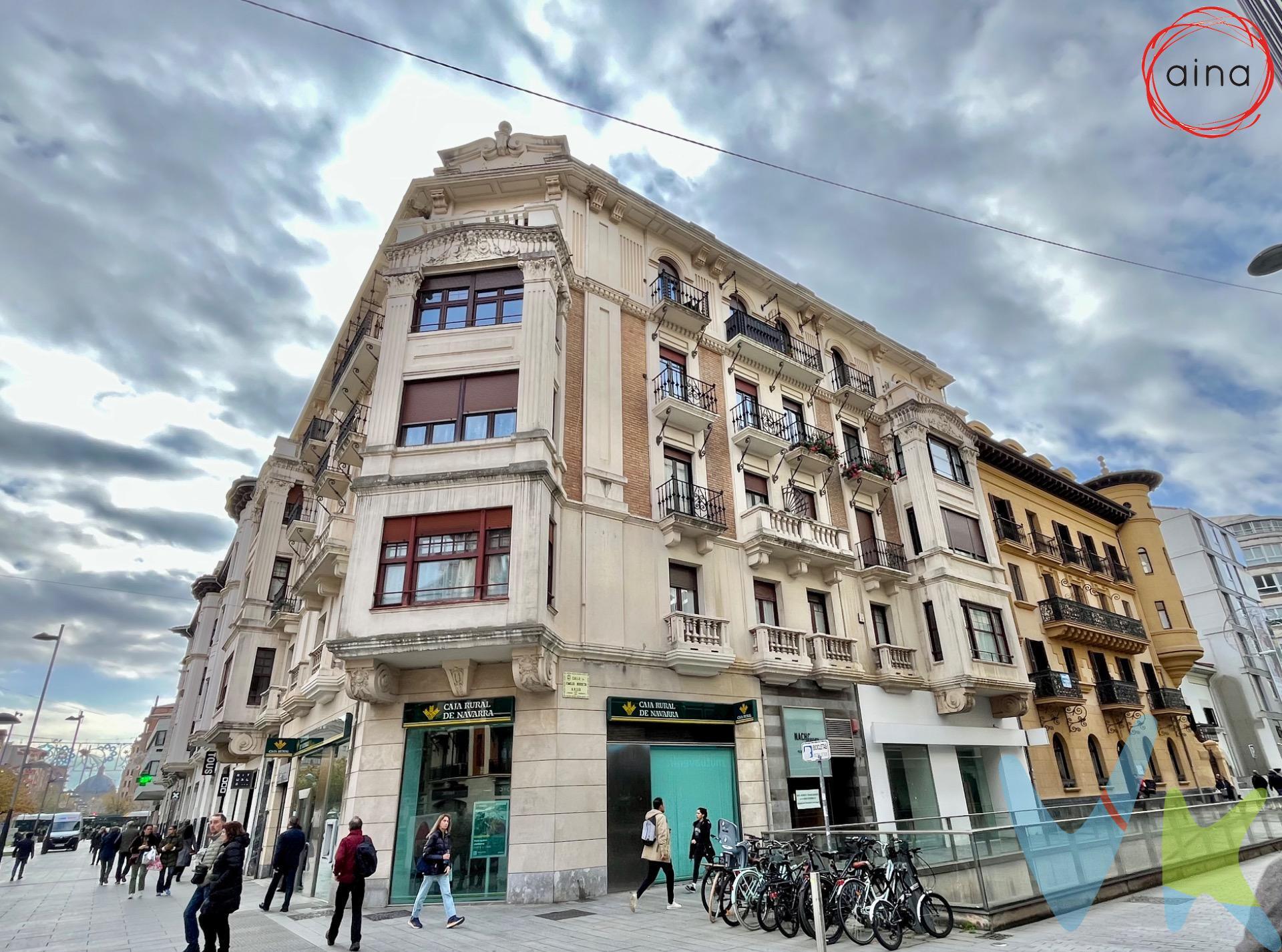 Hay lugares que no solo son viviendas, sino capítulos de una historia que ahora puedes hacer tuya. En pleno centro de Pamplona, en la prestigiosa calle Carlos III, se alza este edificio emblemático de 1926, completamente rehabilitado, pero con la elegancia intacta de otra época. Desde el momento en que entras, notas que es especial. Subes en su ascensor clásico, un auténtico testigo del tiempo, con todo el mecanismo renovado recientemente. Ahora, imagina cómo sería vivir aquí:. 4 habitaciones espaciosas, con la calidez que convierte una casa en un hogar. Un salón-comedor gigantesco, donde podrás recibir a toda tu familia, celebrar cenas inolvidables o simplemente disfrutar de tus momentos de calma. 2 baños: uno con bañera, pensado para esos días en los que necesitas desconectar, y otro con ducha, práctico y moderno, para seguir tu ritmo diario. Cada detalle está cuidado. Cada rincón respira historia y estilo. Vivir aquí no es solo vivir en el centro, es hacerlo con la sensación de formar parte de algo más grande. Pero, seamos sinceros: propiedades como esta no aparecen todos los días. Si estás buscando algo único, con carácter y ubicación privilegiada, es ahora o nunca. No dejes que otro se adelante. Llama ya y ven a descubrir lo que podría ser tu nuevo hogar. Una vivienda así no se espera, se encuentra. Y la tuya está aquí, esperándote.