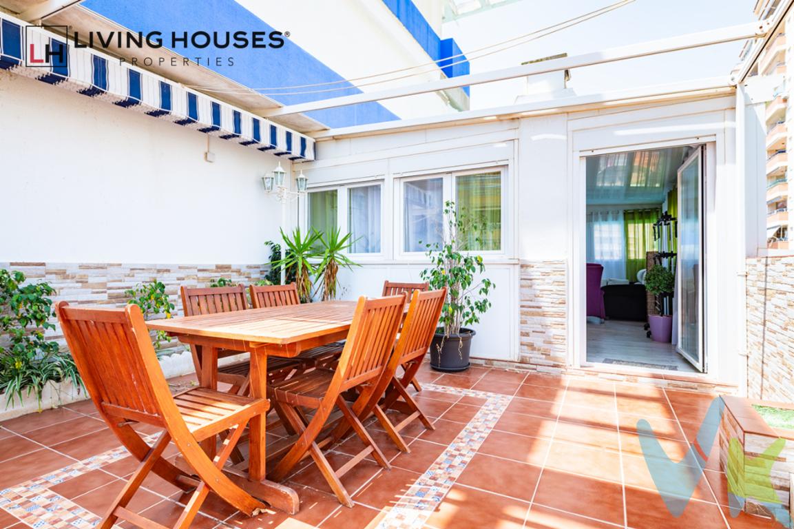  Descubra su nuevo hogar en el corazón de Oropesa del Mar-Orpesa, en la codiciada Zona Playa de la Concha. Se presenta esta magnífica oportunidad de adquirir un piso en venta que ofrece todas las comodidades necesarias para disfrutar de una vida plena. Ubicado en la segunda planta de un edificio construido en 2001, esta propiedad combina confort y funcionalidad en cada rincón.Disponga de 55 metros construidos distribuidos de manera eficiente, con 40 metros útiles que proporcionan un lugar acogedor para vivir. Esta vivienda cuenta con tres habitaciones, perfectas para adaptarse a las necesidades de cualquier familia o incluso como espacio adicional para invitados. La distribución garantiza luminosidad y un ambiente cálido en cada estancia.El edificio cuenta con ascensor, proporcionando fácil acceso a la propiedad y asegurando la comodidad de todos los residentes. Una de las joyas de este piso es su encantadora terraza de 50 metros cuadrados, ideal para disfrutar de un desayuno al aire libre o relajarse tras un día ajetreado mientras se disfruta del clima mediterráneo. Además, para aquellos que buscan ocio y relajación, la piscina comunitaria será el lugar perfecto para refrescarse durante los calurosos días de verano.Convenientemente ubicado, dispone de excelentes conexiones de transporte para facilitar su vida diaria. La cercanía a estaciones de tren y paradas de autobús garantiza que podrá moverse con facilidad tanto dentro de la ciudad como a destinos más lejanos. Esto hace que la propiedad sea ideal para quienes buscan una ubicación céntrica sin sacrificar la conexión con otras áreas.Totalmente amueblado y con electrodomésticos incluidos, este piso está listo para que pueda mudarse sin preocupaciones. Solo tendrá que traer sus pertenencias y comenzar a disfrutar desde el primer día. La decoración y equipamiento han sido seleccionados con buen gusto, proporcionando un ambiente cálido y acogedor que le hará sentir en casa de inmediato.La propiedad está ubicada en un entorno vibrante y lleno de vida. A pocos pasos encontrará todo lo que necesita: tiendas, restaurantes, y servicios variados. Esto hace que la ubicación sea no solo conveniente sino también altamente atractiva para aquellos que valoran la comodidad y el entretenimiento.Una oportunidad como esta no debe ser pasada por alto. Este piso es el refugio perfecto tanto para quienes buscan un hogar permanente como para aquellos que desean una segunda residencia cerca del mar. Con todo lo mencionado, hay mil razones para visitar y enamorarse de este piso.Por todo ello, le invitamos a concertar una visita para experimentar de primera mano todo lo que esta estupenda propiedad tiene para ofrecer. En cada rincón descubrirá detalles que harán de este piso su lugar ideal para vivir. No espere más para hacer de este espacio su nuevo hogar en Oropesa del Mar-Orpesa. Contáctenos y aproveche esta maravillosa oportunidad de inversión. --------------------------------------Agencia inmobiliaria en Oropesa del mar si quieres comprar o vender casas pisos o locales en la comunidad Valenciana con oficina en Oropesa del Mar, Castellón. Para mayor seguridad en la compraventa, todas nuestras viviendas poseen FICHA DE CERTIFICACIÓN DE INMUEBLES registrada por la Asociación de Inmobiliarias de la Comunidad Valenciana ASICVAL. Antes de comprar o de entregar las arras, pida el Certificado de la vivienda para estar seguro y tranquilo sobre la situación legal, urbanística y de cargas de la misma. Los impuestos, gastos de notaría y registro no están incluidos en el precio de venta. 