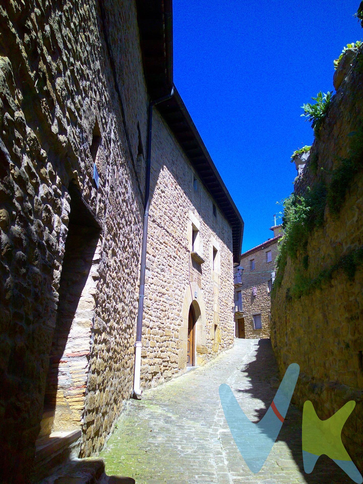 Ubicada en el corazón del encantador pueblo medieval de Ujué, esta impresionante Casa de piedra se erige como un testimonio del pasado histórico y arquitectónico. Distribuida eficientemente en planta baja, piso, desván y semisótano, la propiedad abarca los números 11, 13 y 15 de la calle Larga. Con una balconada orientada al sur que ofrece vistas despejadas hacia el entorno natural circundante, cuenta también con un amplio terreno anexo de 689 m² ideal para crear espacios exteriores atractivos. Esta casa es perfecta para quienes buscan desarrollar un negocio turístico o hotel rural gracias a su ubicación estratégica dentro este enclave defensivo rico en historia e interés cultural.