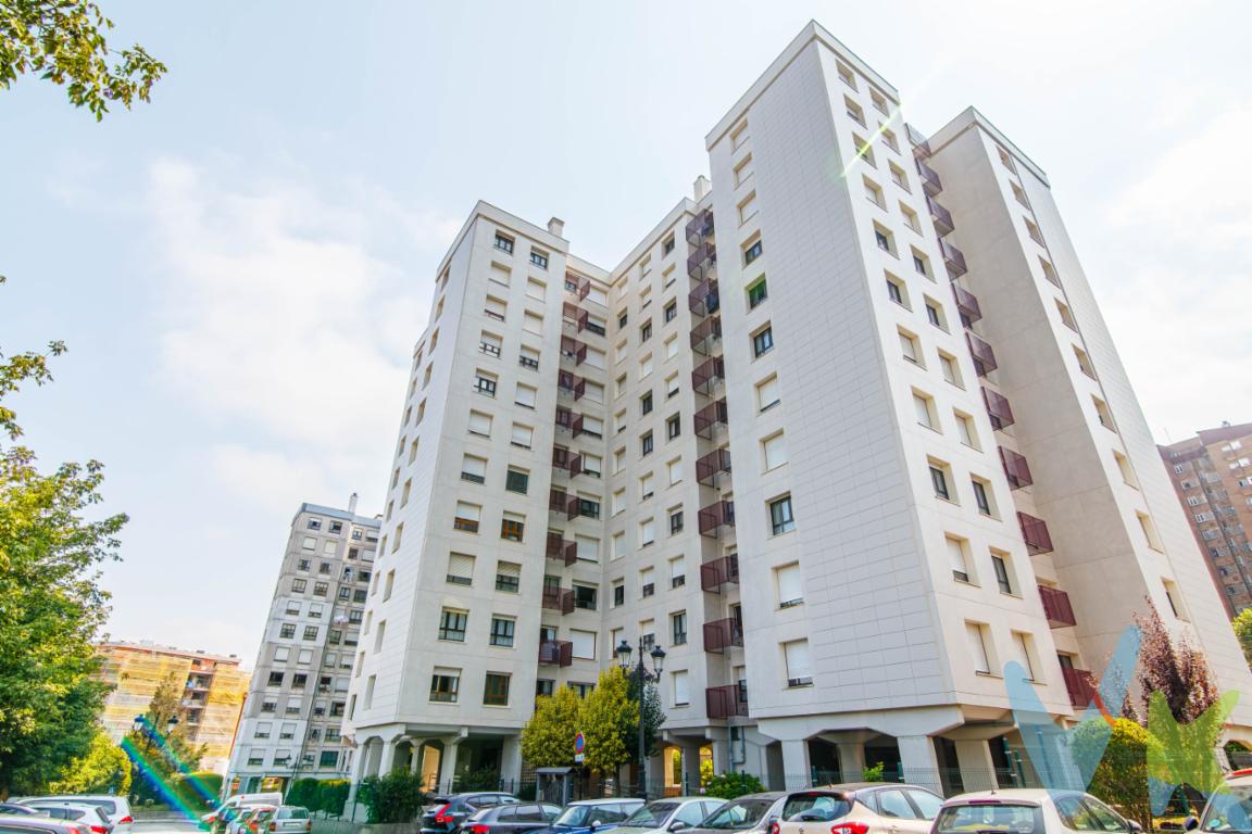  Presentamos este maravilloso piso en venta situado en la encantadora zona de Otero, en la ciudad de Oviedo. Este espacio es ideal para quienes buscan una vivienda acogedora, llena de luz y con vistas impresionantes, gracias a su ubicación en la octava planta de un edificio bien mantenido, construido en 1976. Perfecto para familias o para quienes buscan un lugar bien comunicado con el resto de la ciudad.Con una superficie útil de 70,12 metros cuadrados distribuidos inteligentemente, este piso ofrece un ambiente cómodo y funcional. Además, cuenta con una superficie construida de 93 metros cuadrados que garantiza espacio y confort. El piso dispone de tres amplias habitaciones, cada una diseñada para garantizar un descanso óptimo y satisfacer todas las necesidades de almacenamiento y funcionalidad diaria.El salón, una joya del inmueble, cuenta con 19 metros cuadrados que ofrecen un espacio perfecto para reuniones familiares, momentos de relax o incluso para adaptarlo a zona de trabajo si es necesario. La posibilidad de disfrutar de un salón tan espacioso permite personalizar el espacio al gusto de los nuevos propietarios, convirtiéndolo en el corazón del hogar.Este piso amueblado está listo para entrar a vivir sin preocupaciones. Los interiores han sido diseñados cuidadosamente y amueblados con buen gusto, simplificando la mudanza y permitiendo que de inmediato te sientas como en casa. Desde el mobiliario hasta los electrodomésticos, todo está pensado para ofrecer comodidad y calidad.Para mayor comodidad, el edificio cuenta con ascensores, facilitando el acceso a la vivienda, especialmente para personas mayores o familias con niños pequeños. La facilidad de acceso es un punto sumamente valorado en el día a día. Adicionalmente, la propiedad incluye un trastero, una característica cada vez más demandada que facilitará el almacenamiento de pertenencias que no sean de uso cotidiano, manteniendo el hogar siempre ordenado y despejado.Otra de las grandes ventajas de este piso es su excelente comunicación con el resto de Oviedo gracias a su cercanía a diversas líneas de autobús. Esta accesibilidad convierte la ubicación en un punto estratégico tanto para quienes necesitan desplazarse diariamente al trabajo como para aquellos que desean disfrutar de las ofertas culturales y de ocio que la ciudad tiene para ofrecer.El entorno amigable y lleno de vida de Otero constituye el complemento ideal para este hogar. La oportunidad de pasear por sus tranquilas calles, disfrutar de sus parques y de la amplia variedad de servicios al alcance incrementan el valor de este inmueble, haciendo de cada día una nueva oportunidad para disfrutar la vida al máximo.Este piso en Otero es una oportunidad ideal para aquellos que buscan una vida confortable en una ubicación inmejorable. No dejes pasar la ocasión de visitar esta propiedad y descubrir todo lo que tiene para ofrecer. Contáctanos para agendar una visita y convéncete personalmente de todo el potencial que este inmueble puede brindarte. Una inversión segura para quienes saben valorar lo mejor. 