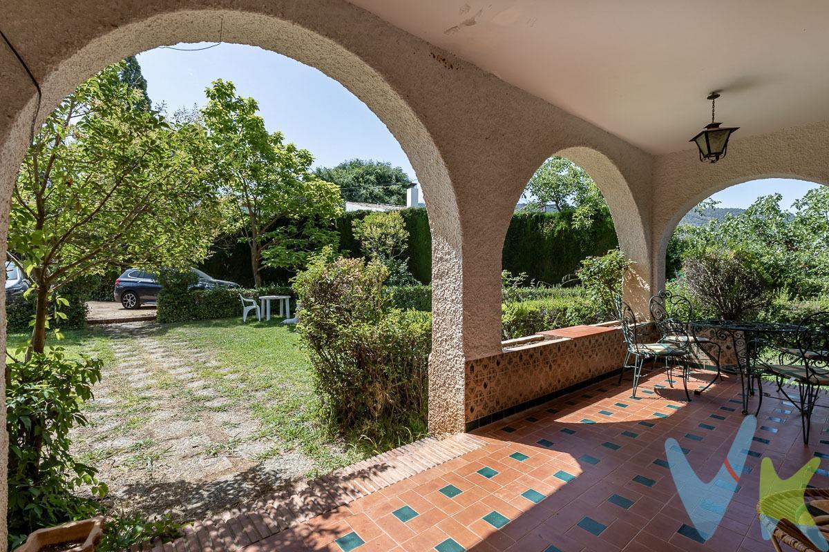 En el encantador pueblo de Dílar, se encuentra una casa espectacular que te ofrece todo lo que siempre has soñado. Esta espaciosa vivienda de 200 metros cuadrados está situada en una generosa parcela de 1480 metros cuadrados, rodeada de naturaleza y tranquilidad, a solo dos minutos del parque natural. Al entrar, te recibe un luminoso salón grande, donde una chimenea invita a disfrutar de las tardes de invierno junto al fuego. La cocina, amplia y equipada con una despensa, se abre hacia un acogedor porche, perfecto para desayunos al aire libre o cenas en las noches de verano. En la planta baja también encuentras una cómoda habitación y uno de los tres baños de la casa. Subiendo a la planta superior, te esperan cinco habitaciones adicionales, todas exteriores, llenas de luz y con vistas a la belleza natural que rodea la propiedad. Dos baños más completan esta planta, asegurando comodidad y privacidad para toda la familia. Además, dos amplias terrazas te brindan el espacio perfecto para relajarte, tomar el sol o simplemente disfrutar del aire fresco y las vistas. La parcela es un verdadero paraíso con múltiples árboles frutales y un amplio espacio que te permitirá diseñar y construir la piscina de tus sueños. Con espacio suficiente para aparcar más de cinco coches, esta propiedad es ideal para recibir visitas o para familias con múltiples vehículos. El entorno es muy soleado, ofreciendo un clima perfecto para actividades al aire libre durante todo el año. Ubicada en una zona tranquila, esta casa te ofrece la paz y la serenidad que buscas, sin renunciar a la comodidad de tener todos los servicios a pocos minutos andando. La proximidad a Granada, a tan solo 25 minutos en coche, y a la playa, a 40 minutos, hace de esta propiedad una opción inmejorable para quienes desean estar conectados con la ciudad y el mar. Ven a descubrir este refugio de paz y comodidad en Dílar, donde la vida se disfruta a otro ritmo, rodeado de naturaleza y con todas las comodidades que necesitas. ¡Contáctanos para más información y para programar una visita!. Ref. N272. * El PVP indicado no incluye impuestos ni gastos de Escritura. * Honorarios agencia no incluidos. * Las superficies expresadas en esta página tienen carácter descriptivo y son aproximadas. * Los precios pueden ser susceptibles de modificación sin previo aviso. * Esta propiedad se vende sin muebles. 