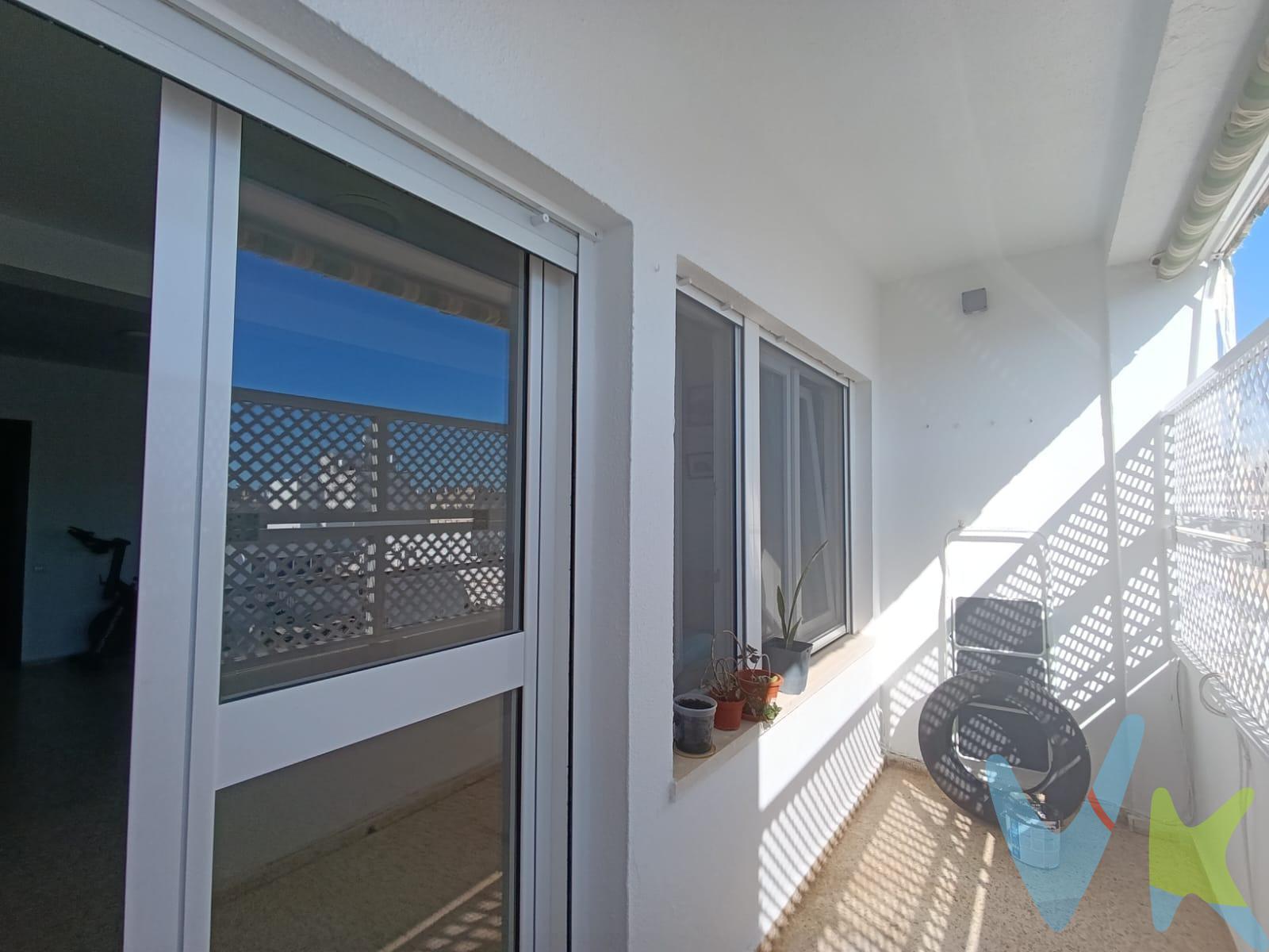 Presentamos este encantador piso ubicado cerca de La Alameda-San Marcos, ideal para quienes buscan comodidad y fácil acceso al centro de San Fernando. Con una superficie construida de 113 m², esta propiedad se encuentra en buen estado y ofrece un ambiente acogedor gracias a su orientación suroeste que brinda luz natural durante todo el día. El inmueble consta de tres habitaciones; dos dobles🛏️ y una sencillas perfectas para adaptarse a sus necesidades familiares o como espacio adicional para oficina. Además cuenta con un baño completo equipado con placa de ducha 🚿. . Disfrute de la amplitud de su salón independiente y de una magnífica terraza exterior, concebida como una extensión natural del espacio interior para el relax y el disfrute diario y unas vistas placenteras 🍃✨. La cocina también es independiente e incluye lavadero lo cual añade funcionalidad al hogar 👩‍🍳, ambas estancias equipadas con ventanas y puertas de acceso Kommerling, al igual que los dormitorios, garantizando aislamiento térmico y acústico optimizado 🔒. Este magnífico piso también viene acompañado por extras valiosos como plaza de garaje 🚗, armarios empotrados en los dormitorios que maximizan el almacenamiento 💼 e incluso acceso a azotea transitable y a un patio al aire libre privativo y exclusivo para el disfrute solo de los vecinos del edificio. Es tu oportunidad única ¡No te quedes sin visitarlo!. Disponemos del Documento Informativo Abreviado de la propiedad (D.I.A), según Decreto 218/2005, de 11 de octubre. La Agencia Inmobiliaria también dispone de  Seguro de Caución, para la garantía y protección de las cantidades económicas  entregadas como señal para la reserva de una vivienda. Así mismo, informamos que los gastos Notariales, Registrales, ITP, Honorarios de la Agencia y otros gastos inherentes a la compraventa no está incluidos en el precio. Por mandato expreso del propietario, comercializamos este inmueble en exclusiva compartida, lo que le garantiza el acceso a toda la información, a un servicio de calidad, un trato fácil, sencillo y sin interferencias de terceros. Por este motivo, se ruega no molestar al propietario, a los ocupantes de la propiedad o a los vecinos. . Muchas gracias por su comprensión