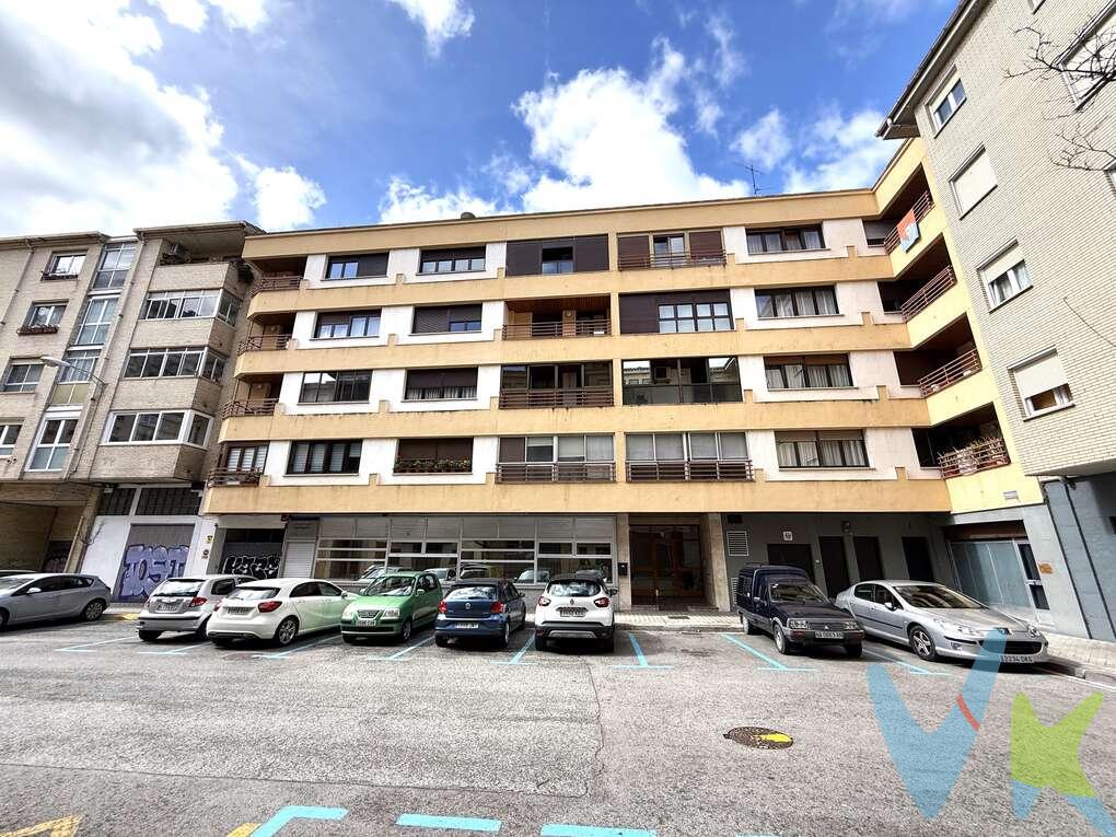 Si buscas luz, espacio exterior y una ubicación que lo tenga todo, este piso en Azpilagaña te va a encajar desde el primer momento.
Ubicado en una primera planta, la vivienda destaca especialmente por su amplísima terraza, perfecta para disfrutar al aire libre, montar tu zona chill out o simplemente tener ese desahogo extra que cada vez se valora más.
La vivienda es totalmente exterior, lo que garantiza una excelente entrada de luz natural durante todo el día. Además, cuenta con un balcón cerrado, ideal como espacio adicional de almacenaje o zona polivalente.
Se distribuye en:

3 habitaciones de buen tamaño
2 baños completos
Cocina independiente
Salón amplio y luminoso

Para completar, incluye plaza de garaje y trastero, dos extras que marcan la diferencia en el día a día.
Ubicada en una de las zonas más demandadas de Pamplona, con todos los servicios a mano, buena comunicación y un entorno cómodo para vivir.
Una vivienda con mucho potencial, espacio exterior y una ubicación que siempre suma.