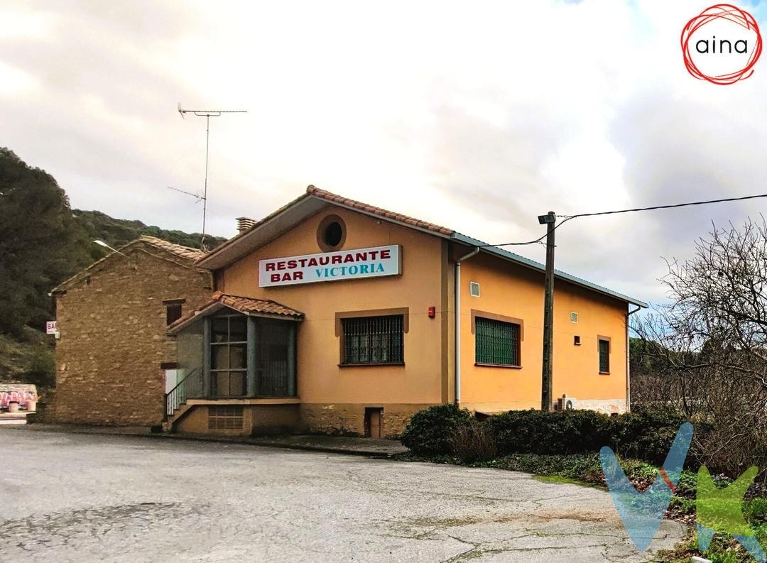 Una propiedad singular en la carretera nacional 121 a su paso por Pueyo. .Construcción de unos 400m2 en gran parcela de mas de 3000m2. .El edificio se compone de la casa original más antigua y un segundo edificio adosado construido en 1995, además de un garaje exento. .La parcela se divide en huerta, patio y gran campa asfaltada. .Fue bar restaurante, pero se puede adecuar para vivienda particular. En planta baja una gran cocina industrial y 3 grandes espacios que pueden ser un gran salón, zona de Txoko con barra y se puede adecuar dormitorios en la planta baja . En semisótano con acceso directo al jardín hay muchos metros con ventilación y luz natural, que han funcionado como almacenes , y varios baños que daban servicio al establecimiento. .en la planta primera un baño completo y 2 dormitorios. .Merece la pena visitarla, porque es la única forma de hacerse idea del potencial de esta magnífica propiedad. .¡Llama y te acompañamos!