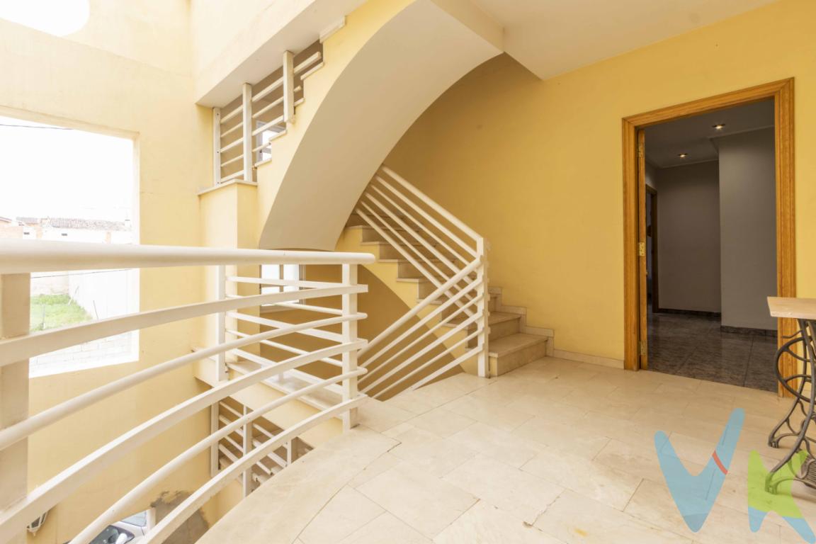  **Oportunidad Única de Adquirir su Hogar Ideal en Rotglà i Corberà**Presentamos una excepcional casa de pueblo, perfecta para aquellos que buscan un espacio amplio y cómodo en la encantadora localidad de Rotglà i Corberà. Esta magnífica propiedad, actualmente disponible para la venta, ofrece todo lo que puede desear en un hogar. Construida en 1993, la residencia abarca 386 metros cuadrados, de los cuales 336 son útiles, garantizando suficiente espacio para toda la familia.Al entrar a la propiedad, se encontrará con un diseño arquitectónico bien pensado, donde la funcionalidad se fusiona con la estética. La casa dispone de cuatro dormitorios, ideales para acomodar tanto a una familia como a cualquier invitado que deseen recibir. Cada habitación está diseñada para maximizar el confort, permitiendo un refugio privado donde puede relajarse y recargar energías.Dispone de dos cocinas totalmente equipadas una esterior con paellero-barbacoa y la interior con una amplia despensa, abierta al gran salon, desde el cual tambien hay una chimenea para disfrutar de momentos unicos los dias mas frios.Un amplio garaje ofrece el lugar perfecto para estacionar cuatro vehiculoo mas, protegiéndolos de las inclemencias del tiempo. Además, cuenta con un práctico trastero, proporcionando un espacio adicional para almacenamiento, fundamental para mantener el hogar organizado y libre de desorden. Para aquellos que valoran los espacios al aire libre, esta propiedad viene equipada con una maravillosa terraza. Este rincón es ideal para disfrutar de las mañanas soleadas con una taza de café o para organizar cenas al aire libre con amigos y familiares al caer la tarde. Complementando estos espacios exteriores, una zona ajardinada ofrece un pequeño oasis verde, un lugar donde se puede experimentar tranquilidad y conexión con la naturaleza, se podra actualizar a su gusto, como poner una piscina o ampliar con otra edificacion.Dispone de un local con entrada independiente desde la calle, que se podria utilzar como trastero o transformarlo en un apartamento para invitadosEn términos de servicios, la propiedad está completamente conectada con el sistema de alcantarillado, asegurando un entorno higiénico y sin problemas. La ubicación de la casa en Rotglà i Corberà ofrece un equilibrio perfecto entre la calma del entorno rural y la accesibilidad a servicios urbanos, puesto que se encuentra muy cerca de Xativa. Es un lugar donde puede disfrutar de la tranquilidad sin sacrificar las comodidades modernas.La distribución interna de la casa está pensada para proporcionar flujo y funcionalidad. Las amplias áreas comunes permiten que la familia pase tiempo junta, mientras que las habitaciones privadas aseguran la paz y privacidad de cada miembro. La calidad de la construcción es evidente en cada rincón, reflejando la atención al detalle y el cuidado con que ha sido mantenida a lo largo de los años.Para los potenciales compradores que buscan una inversión segura y valiosa en el mercado inmobiliario, esta casa pareada se presenta como una opción inmejorable. No es solo una propiedad, sino un hogar en el que puede ver crecer y prosperar a su familia.La poblacion de  Rotglà i Corberà es un encantador pueblo que ofrece todos los servicios, si buscas vivir en un entorno tranquilo pero tener muy cerca la ciudad de Xativa, esta es tu casa, llamanos y estaremos encantados de darte mas detalles 