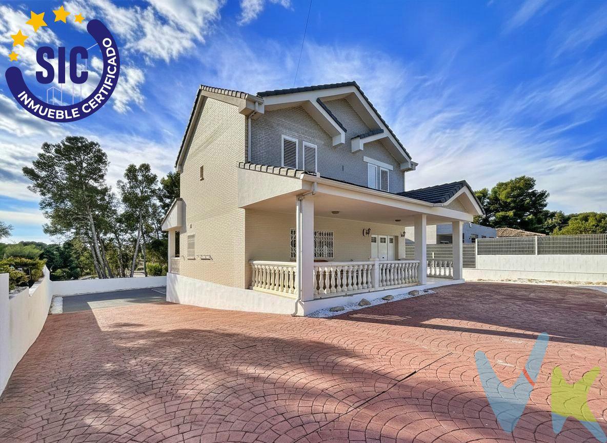 Se vende chalet independiente con piscina en Urbanización Atalaya del Levante (Chiva – Valencia). Descubre esta fantástica vivienda independiente de 216 m², construida en 2008, ubicada en la tranquila y demandada urbanización Atalaya del Levante, en Chiva. Un entorno residencial rodeado de naturaleza, con excelente comunicación y todos los servicios a pocos minutos. Distribución de la vivienda. Planta principal. Amplio y luminoso salón-comedor con salida directa al porche y zona exterior. Moderna cocina con isla, equipada con electrodomésticos de alta gama. 1 habitación en planta baja, ideal como dormitorio, despacho o sala auxiliar. 1 baño completo. Dos amplios porches: uno en la entrada y otro comunicado con la zona de piscina. Amplia zona de aparcamiento dentro de la parcela. Calefacción de gas instalada en la planta baja, garantizando confort térmico durante los meses más fríos. Segunda planta. 3 habitaciones espaciosas. 2 baños completos, incluyendo el de la suite principal, que ofrece mayor privacidad y comodidad. Sótano. Sótano diáfano, preparado para su construcción, con proyecto disponible para adaptarlo a cualquier necesidad (sala de ocio, gimnasio, bodega, etc.). Calidades adicionales y seguridad. La vivienda ofrece una combinación perfecta de confort, eficiencia y tranquilidad:. Aire acondicionado por conductos para mantener una temperatura ideal durante todo el año. Alarma instalada. Rejas de seguridad en todas las ventanas de la planta baja. Contraventanas en la primera planta. Puerta de acceso blindada. Exteriores. La parcela dispone de:. Jardín acabado en hormigón impreso, de mínimo mantenimiento y estética moderna. Grava blanca decorativa alrededor de toda la parcela. Amplias zonas de ocio y aparcamiento. Estupenda piscina privada, perfecta para disfrutar del clima mediterráneo. Ubicación y servicios cercanos. La Urbanización Atalaya del Levante destaca por su tranquilidad, amplitud y privacidad, con múltiples servicios en el entorno inmediato:. Panadería en la gasolinera cercana, dentro de la propia urbanización. Supermercado en la urbanización El Carambolo, situada justo enfrente. Farmacia en la urbanización Olimar, también justo enfrente. Autobús escolar con varias rutas que recogen a los niños en la parada del Hotel La Carreta, dentro de la urbanización. Rutas hacia los colegios e instituto de Chiva. Transporte adaptado para todas las etapas educativas locales. Centro Comercial Bonaire, uno de los más grandes de España, con tiendas, restaurantes, ocio y cine. Supermercados, comercios y servicios adicionales tanto en Chiva como en Cheste. Centros educativos y deportivos cercanos. Conexión rápida con la A-3, que permite llegar a Valencia en muy poco tiempo. Cercanía al Circuito Ricardo Tormo, rutas naturales y zonas recreativas. . La descripción del presente inmueble e imágenes tienen mero carácter informativo y en ningún caso carácter contractual, pudiendo ser modificados por la inmobiliaria comercializadora sin que ello implique responsabilidad alguna frente a terceros. En el precio de venta al público, esta propiedad NO incluye los gastos de adquisición (notario, registro, gestión, honorarios, etc.). Si desea descubrir en persona todo lo que este chalet puede ofrecerle, estaremos encantados de concertar una visita.