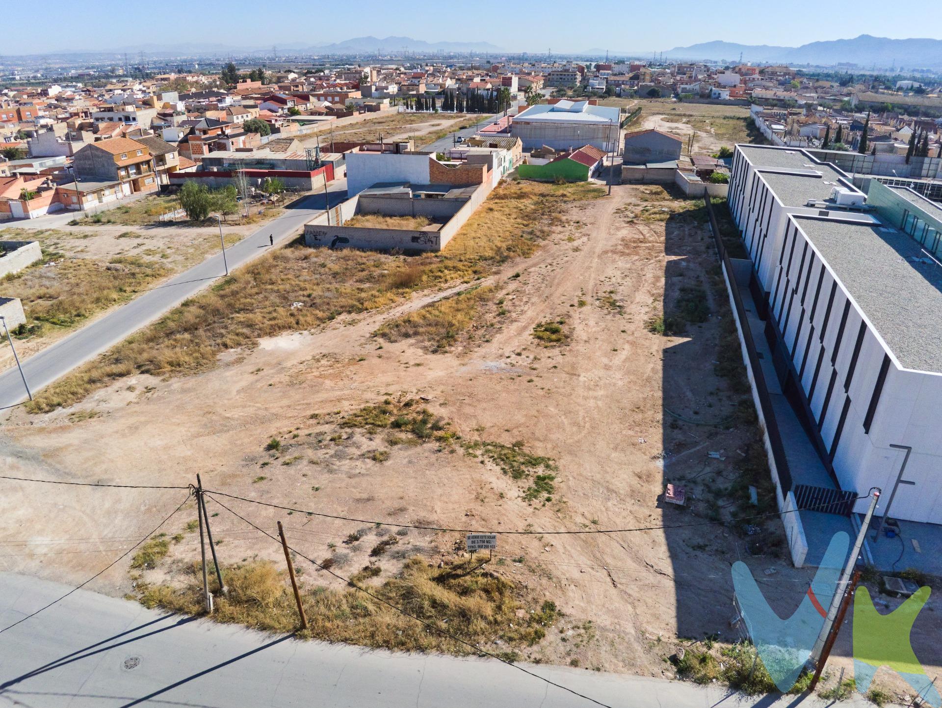¡Oportunidad única! Si estás buscando un terreno bien ubicado en el área metropolitana de Murcia para desarrollar una residencia de ancianos, un centro deportivo, un colegio privado, o cualquier otro proyecto similar, ¡este es el lugar ideal!. Ubicación privilegiada: Disponemos de un suelo urbano en Sangonera la Verde, junto al Nuevo Centro de Salud, el Polideportivo Municipal y el Cementerio. Con una superficie de 3.972 m² y una edificabilidad de 2m²/m², este terreno ofrece un gran potencial. Imagina un edificio de 4 plantas con amplias zonas exteriores de 2.000 m², alcanzando una superficie total construida de más de 5.000 m². ¡Perfecto para un proyecto inmobiliario rentable!. Dimensiones: El terreno, descontando el retranqueo necesario para aceras y calzada, tiene 33 metros de ancho por 109 metros de profundidad aproximadamente. Accesos: El solar cuenta con acceso tanto por la parte delantera (Calle Rosalinda) como por la parte trasera (Camino del Cementerio). El acceso trasero se realiza a través de dos ramificaciones sin salida del mismo Camino del Cementerio, rodeado de casas unifamiliares adosadas. Potencial como residencia de ancianos: Su proximidad al Nuevo Centro de Salud y al Centro Social de Mayores lo convierte en una opción excelente. La posibilidad de construir sin perder zonas ajardinadas añade un valor significativo. Una residencia en esta ubicación tranquila permitirá crear espacios amplios y confortables al aire libre, ofreciendo bienestar y atención sanitaria y social de calidad a los residentes. Zona en desarrollo: Sangonera la Verde es una zona que, aunque actualmente no es de las principales, tiene un gran potencial de crecimiento urbanístico. Cuenta con un mercadillo semanal en la Calle Rosalinda y oficinas municipales de pedanía en el Centro de Mayores. Conectividad: A menos de 4 km del Polígono Industrial Oeste (San Ginés-Alcantarilla) y de los accesos a la autovía MU-30, que conecta con las autovías A-7 y A-30. El transporte público está a menos de 400 m, con la línea 28 de autobús que llega hasta el Jardín de Floridablanca en el Barrio del Carmen, cerca del Ayuntamiento de Murcia. Para más información: Si necesitas cualquier documentación o información adicional para evaluar la viabilidad de la inversión, ¡no dudes en contactarnos!. Nota:. Los gastos de compra (honorarios de gestión inmobiliaria, impuesto de transmisiones patrimoniales, honorarios de notaría, inscripción en el registro) no están incluidos. Comercializamos este inmueble en exclusiva dentro de diferentes redes, y disponemos de toda la información necesaria para aclarar cualquier duda. Por favor, no molestar a los vecinos. Si eres agente inmobiliario y perteneces a otra red profesional, consúltanos para opciones de colaboración. La oferta está sujeta a cambios de precio o retirada del mercado sin previo aviso. Este anuncio es informativo y no contractual. La simulación 3D es ejemplificativa y los datos sobre la superficie total construida y de jardines pueden variar según el proyecto.