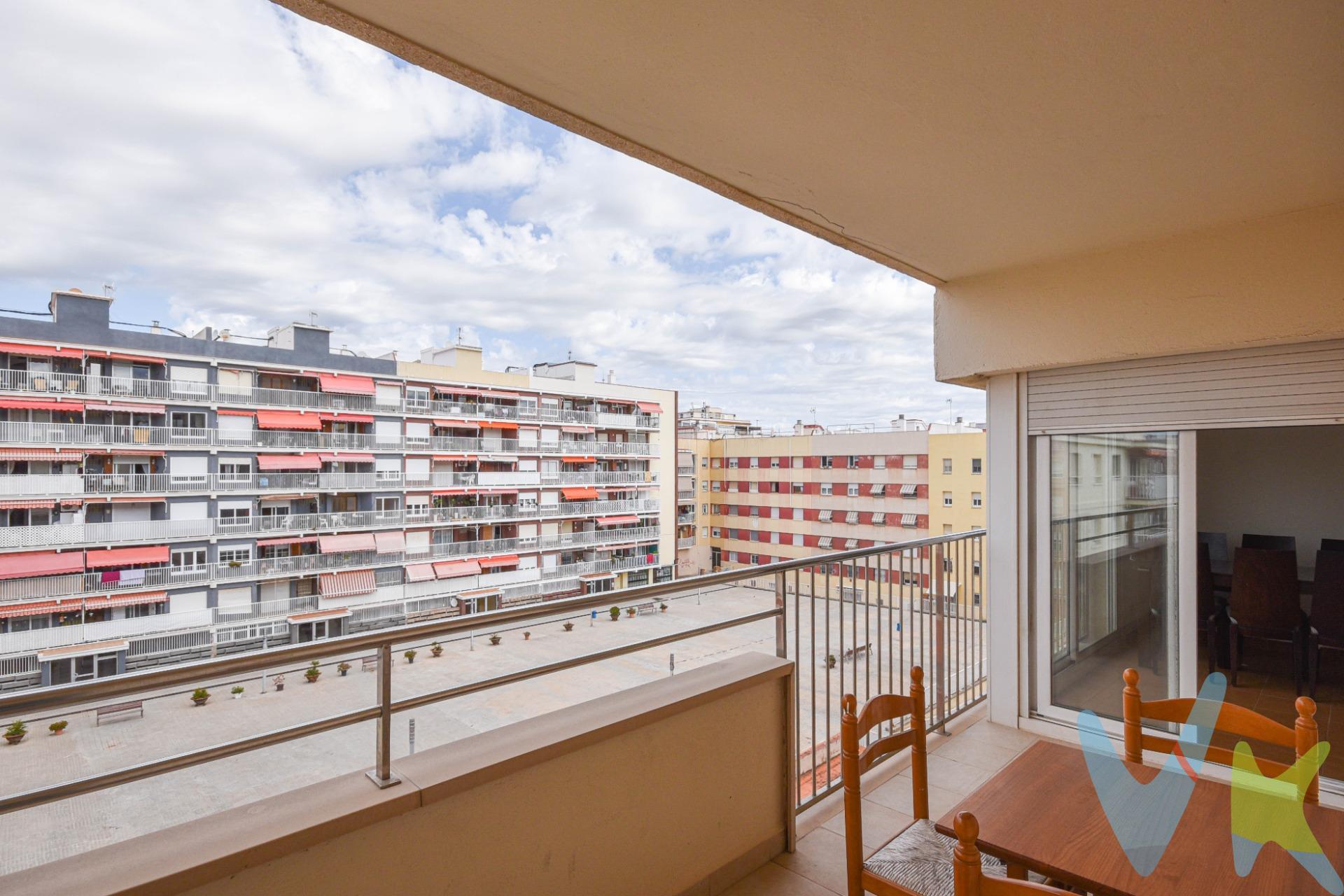Fincas La Clau presenta esta vivienda situada en una cuarta planta de una finca con ascensor y entrada adaptada para personas con movilidad reducida. Ubicada a escasos metros de la Rambla Principal y muy cerca del puerto y del paseo marítimo, en una zona con todos los servicios: comercios, transporte público, centros educativos y espacios de ocio. La distribución es funcional y cómoda. Desde el recibidor se accede a todas las estancias de la vivienda. Cuenta con dos habitaciones: una doble con salida a la terraza exterior, y una individual con ventana que da a la misma terraza. El salón-comedor, amplio y luminoso, también tiene acceso directo a esta terraza exterior. La cocina es independiente y se encuentra en buen estado. Desde el recibidor se accede a una terraza interior de uso privativo, ideal como zona de lavandería o trastero. El baño es completo y funcional. La vivienda se encuentra a tan solo 7 minutos caminando del transporte público (Renfe y autobuses), lo que permite una excelente conexión con Barcelona y otras localidades. Nos encontramos a 32 minutos en coche del Aeropuerto del Prat y a aproximadamente 45 minutos del centro de Barcelona. Una propiedad práctica y bien ubicada, ideal tanto como residencia habitual como para inversión, en una de las zonas más céntricas de Vilanova i la Geltrú. El precio no incluye impuestos (ITP, IVA y AJD), ni los gastos de notario ni los de registro. Ref. 11371JS