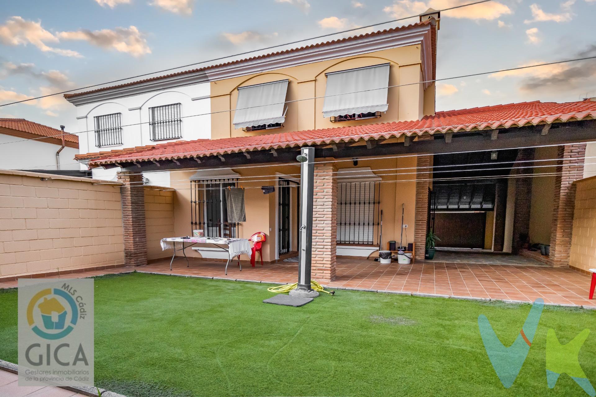 ¡Descubre la vida que siempre soñaste en esta increíble casa pareada ubicada en el vibrante barrio de La Menacha!.  Con 142 m² bien distribuidos, este hogar cuenta con una habitación doble perfecta para descansar y dos habitaciones sencillas ideales para dar rienda suelta a tu creatividad. El baño y un aseo son prácticos y funcionales, listos para adaptarse a tus necesidades diarias. Su estado es impecable, lista para entrar. Disfruta cocinando entre muebles modernos mientras te relajas al lado de la chimenea o aprovechas esos días soleados haciendo barbacoa en el jardín privado; ¡ideal para tus reuniones con amigos! Además, tendrás un patio luminoso donde disfrutar del aire libre rodeado de árboles frondosos que aportan frescura al ambiente. Este lugar también incluye extras como videoportero por tu seguridad y parking incluido —un lujo cada vez más difícil de encontrar— además estarás cerca colegios y parques perfectos si tienes peques o simplemente quieres salir a pasear. No pierdas la oportunidad de vivir aquí: ¡tu nuevo hogar te espera!. -------------------------------------------------------. Informamos a nuestros clientes que los gastos de notaría, registro, gestoría, impuestos y los honorarios de la agencia  NO están incluidos en el precio. A su vez, disponemos del documento informativo abreviado de la propiedad (según decreto 218/2005, del 11 de octubre) y de seguro de caución, para la protección del dinero entregado como señal para la reserva de una vivienda. Por mandato expreso del propietario, comercializamos este inmueble en exclusiva, lo que le garantiza el acceso a toda la información, a un servicio de calidad, un trato fácil, sencillo y sin interferencias de terceros. Por este motivo, se ruega no molestar al propietario, a los ocupantes de la propiedad o a los vecinos. Muchas gracias por su comprensión. 