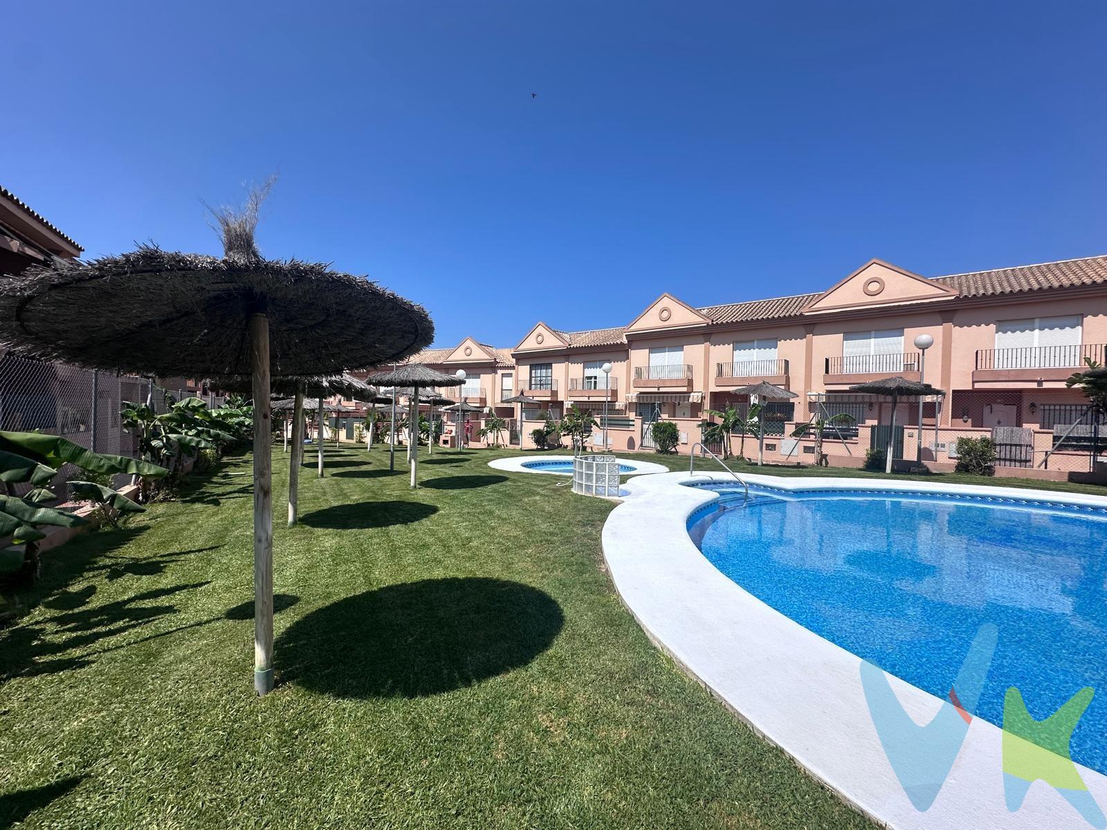 Descubre este encantador apartamento con licencia turística ubicado en una de las zonas más deseadas de Chiclana de la Frontera: La Barrosa. Con un precio atractivo de €269,000, esta propiedad se presenta como una excelente oportunidad tanto para residencias permanentes como para vacaciones. Su superficie construida es de 53 m² y cuenta con una distribución funcional que incluye 1 habitación doble y otra sencilla; además dispone del confort necesario gracias a su baño completo moderno. El estado general del inmueble permite entrar a vivir o bien comenzar a alquilarlo sin necesidad de reformas, lo cual añade valor adicional al mismo. La vivienda destaca por ser completamente exterior permitiendo así disfrutar del sol durante todo el día desde sus amplios ventanales. Entre los extras que ofrece encontrarás una terraza delantera y un patio trasero, además cuenta con acceso a piscina comunitaria ideal para relajarte durante los meses cálidos o compartir momentos agradables con familia y amigos. No pierdas la ocasión única que representa adquirir un hogar acogedor cerca del mar e instalaciones locales muy completas. En cumplimiento de las obligaciones de información previstas en la Ley 10/2025, de 28 de diciembre, de servicios de atención a la clientela y transparencia, así como en la normativa sectorial vigente, se hace constar que el precio indicado no incluye los gastos e impuestos inherentes a la adquisición, los cuales se desglosan a continuación:. Impuesto sobre transmisiones Patrimoniales (ITP): se aplicará el tipo impositivo vigente en la Comunidad Autónoma de Andalucía (generalmente el 7% (32.550,00 €), sin perjuicio de tipos reducidos del 6 %, 3,5%, 1,2% o 1% aplicables según las circunstancias personales del comprador o las características del inmueble). El impuesto se devenga sobre el valor de referencia de catastro o el precio de venta, aquel que resulte superior. Gastos de Notaría: los honorarios notariales se calculará conforme al arancel oficial regulado en el Anexo I, del Real Decreto 1426/1989, de 17 de noviembre, por le que se aprueba el arancel notarial. Gastos de Registro: la inscripción en el registro de la propiedad se facturará según el arancel oficial establecido en el Anexo I del Real Decreto 1427/1989 de 17 de noviembre por el que se aprueba el arancel registral. Gastos de Gestión: ( varía según si el comprador necesita financiación o no para poder comprar la vivienda,) por la tramitación administrativa, liquidación de impuestos e inscripción registral ascienden aproximadamente a 600 € (iva incluido).Honorarios de la Agencia del vendedor: incluidos en el precio PVP. Honorarios de la Agencia del Comprador: se informa que existen honorarios profesionales a cargo del adquirente, en aquellos casos, en que se hubieran contratados servicios de encargo de compra. NO VINCULADOS AL PRECIO DE COMPRA. Para una información exhaustiva sobre el funcionamiento, tipos impositivos y bonificaciones del ITP en Andalucía, puede consultar el portal oficial de la Agencia Tributaria de la Junta de Andalucía. 