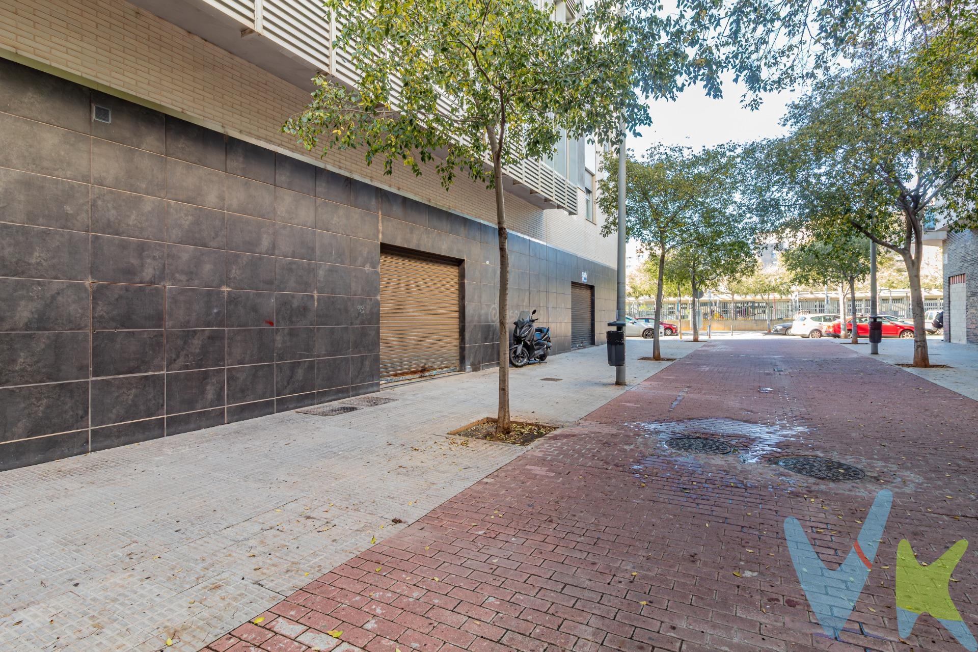 Presentamos este amplio local comercial de más de 325 m² situado en calle peatonal, ideal para aquellos negocios que buscan destacar en una ubicación privilegiada. El local, con una orientación noroeste, hace chaflán y dispone de 33 metros lineales de fachada, proporcionando una excelente visibilidad desde diferentes ángulos. Además, su disposición permite considerar la opción de instalar una terraza al aire libre, lo cual es perfecto para negocios de hostelería o actividades que deseen aprovechar el espacio exterior. Con suelo de gres, de fácil mantenimiento y durabilidad, y su cercanía a centros médicos, colegios e instalaciones deportivas, el local se beneficia de un flujo constante de clientes potenciales provenientes de su entorno. Gracias a su gran versatilidad, es adecuado para una amplia gama de negocios, desde un gimnasio, una academia, hasta un comercio especializado o una oficina. No dejes pasar esta excelente oportunidad de adquirir un local que combina ubicación, versatilidad y grandes posibilidades. Valorado en 265.000 €, este inmueble te ofrece la base perfecta para hacer crecer tu negocio. ¡Contáctanos y agendemos una visita para comprobarlo!. (*) Gastos, impuestos y honorarios de agencia no incluidos en el precio