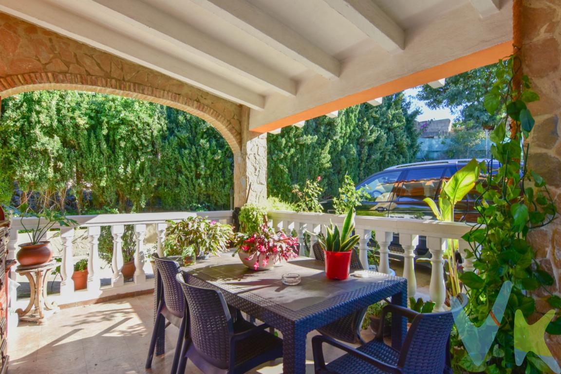 Encantador chalet en Alfarp: luz, tranquilidad y naturaleza a un paso del puebloDescubre este acogedor chalet ubicado en una tranquila zona de Alfarp, rodeado de naturaleza y a pocos minutos del centro del pueblo. Una vivienda que destaca por su calidez, su luz natural y su cómodo diseño pensado para disfrutar tanto del interior como del exterior.La casa dispone de tres amplios dormitorios dobles, un baño completo con ducha, y un gran salón-comedor con la cocina integrada, creando un espacio abierto y funcional perfecto para compartir momentos en familia. Todas las estancias tienen salida directa a la parcela, lo que aporta una luminosidad excepcional y conecta la vivienda con el entorno.El chalet cuenta con acceso por ambos lados de la casa, desde el porche principal y desde la salida trasera hacia el patio-jardín. En la parcela encontrarás una encantadora zona de naranjos, además de una práctica zona cubierta utilizada como almacén y paellero, junto con un espacio destinado a lavadero.Un entorno tranquilo, privado y lleno de encanto, ideal para quienes buscan desconectar sin renunciar a la comodidad de tener todos los servicios cerca.Ven a descubrir tu nuevo hogar en Alfarp: naturaleza, calma y luz en cada rincón.Agencia Registrada con el Nº 89 en el Registro Obligatorio de Agentes Inmobiliarios de la Comunitat Valenciana. Puede consultar en la web de la GVA. La oferta está sujeta a cambios de precio o retirada del mercado sin previo aviso. Este anuncio en su conjunto, incluyendo textos, fotos, imágenes o cualquier otro contenido del mismo, no es vinculante dado que la información es ofrecida por terceros y puede contener errores. Se muestra a título informativo y no contractual. El precio no incluye lo siguiente: Honorarios de la agencia inmobiliaria, impuestos (IVA, ITP) y otros gastos de la Compraventa (notaria, gestoría y registro).Por mandato expreso del propietario, comercializamos este inmueble en exclusiva, lo que le garantiza el acceso a toda la información, a un servicio de calidad, un trato fácil, sencillo y sin interferencias de terceros. Por este motivo, se ruega no molestar al propietario, a los ocupantes de la propiedad o a los vecinos. Muchas gracias por su comprensión. Si usted es agente inmobiliario y tiene un cliente para este inmueble, llámenos: estaremos encantados de colaborar. 