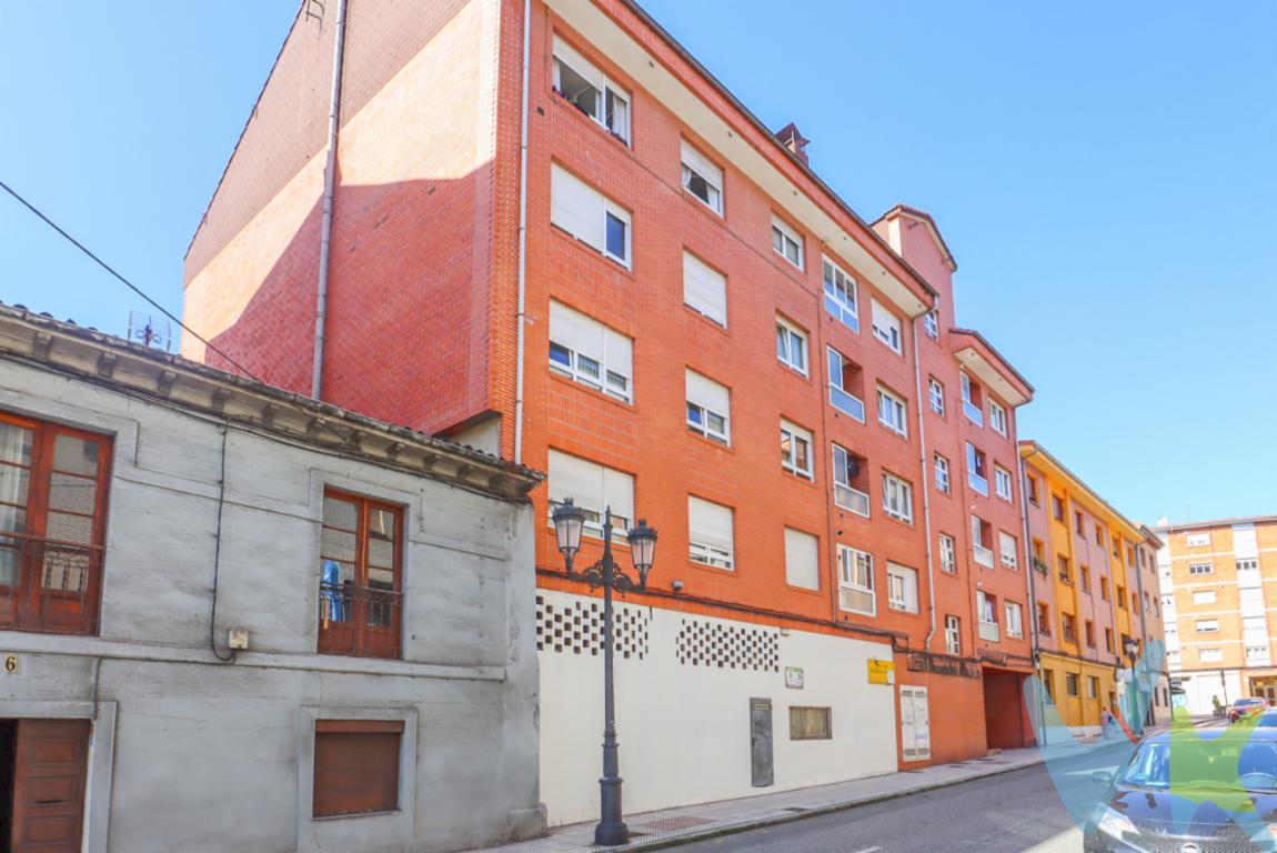 ¡Tu próximo éxito comercial empieza aquí! Local en venta en Parque del Oeste, Oviedo¿Buscas una inversión rentable o el lugar perfecto para montar tu negocio? ¡Esta es tu oportunidad!Ponemos a la venta este amplio y versátil local comercial de 258 m² ubicado en una de las zonas más dinámicas de Oviedo: el Parque del Oeste, a pocos minutos del estadio Carlos Tartiere.Este inmueble ofrece múltiples posibilidades: tienda, oficina, almacén e incluso entrada de vehículos o parking, gracias a su práctico portón de acceso. Una solución perfecta ante la escasez de aparcamiento en la zona, que además añade un valor extra a la propiedad.Características destacadas:258 m² construidos, ideal para adaptar a cualquier tipo de negocio.Espacio diáfano y funcional.Acceso para vehículos, perfecto para logística o reconversión a garaje.Zona con alta afluencia peatonal y vehicular.Comunicación inmejorable:A un paso de la estación de tren, ideal para empleados y clientes.Varias paradas de autobús cercanas, garantizando un flujo constante de personas.El entorno es un gran aliado para cualquier actividad comercial. Se trata de una zona con gran movimiento, ambiente urbano atractivo y rodeada de servicios, comercios y zonas verdes.¿Listo para dar el paso?Este local tiene el potencial que buscas. Ya sea para tu propio negocio o como inversión, es una oportunidad que no puedes dejar pasar. Contáctanos hoy mismo para más información y agenda tu visita sin compromiso. ¡Te esperamos!El precio no incluye el impuesto de transmisiones patrimoniales y los gastos de notaría y registro.