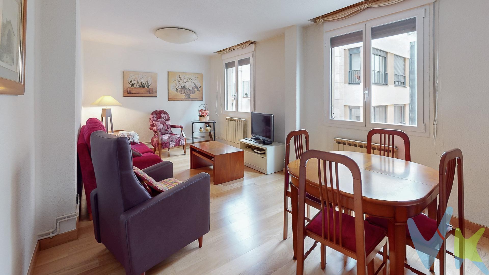 ¡Oportunidad en el Casco Antiguo de Pamplona!. Se vende piso en la emblemática calle La Merced, a un paso de la Plaza del Ayuntamiento y con todos los servicios y encanto del centro histórico. La vivienda cuenta con 3 habitaciones con buena distribución, 1 baño completo reformado, salón-comedor espacioso, ideal para disfrutar en familia o con amigos y cocina independiente y funcional. Su ubicación es inmejorable: rodeado de comercios, bares, restaurantes y zonas de ocio, con excelente comunicación y a pocos minutos andando de la estación de autobuses. Es una opción perfecta tanto para vivir en pleno corazón de Pamplona como para inversión por su alta demanda en la zona. IMPUESTOS Y GASTOS NO INCLUIDOS.