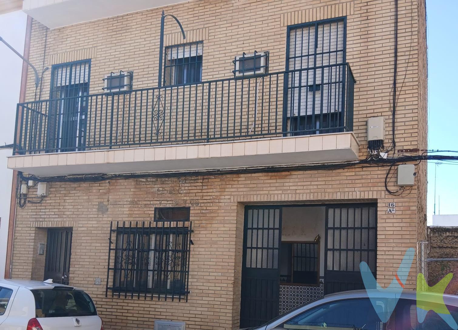 Local Comercial en El Cerrillo - La Cruz. Presentamos un local comercial de gran amplitud ubicado en la zona estratégica de El Cerrillo - La Cruz, Camas. Este espacio cuenta con una superficie total construida de 179 m² y se presenta como una excelente oportunidad para emprendedores o inversores que buscan establecer su negocio en un área dinámica. Su disposición incluye un escenario perfecto para eventos y celebraciones, una  barra, un almacén,  y además cuenta con dos baños disponibles para mayor comodidad del público asistente. Aunque el estado actual requiere reformas, las posibilidades son infinitas; podrá adaptarlo según sus necesidades específicas, ya sea como sala multiusos o establecimiento comercial diverso. En cumplimiento de las obligaciones de información previstas Disp. final 3ª de la Ley 10/2025, de 28 de diciembre, de servicios de atención a la clientela y transparencia, así como en la normativa sectorial vigente, y RD 218/2005 de Inf. de la Junta de Andalucía, el precio indicado no incluye los gastos e impuestos inherentes a la adquisición, los cuales se desglosan estimados o con posibilidad de calcularlos a continuación; los gastos más ajustados serán dados en el D.I.A. en la visita a inmuebles, o antes. *Gastos de Notaría: La Minuta se calculará según al arancel notarial oficial: Anexo I, del Real Decreto 1426/1989, de 17 de noviembre. Enlace: notariared.com/calculadora-gastos-compra-vivienda/. *Gastos de Registro de la Propiedad: La inscripción se facturará según el arancel oficial: ANEXO I, del Real Decreto 1427/1989, de 17 de noviembre. Igual enlace anterior. *Gastos de Gestión (Gestoría): Los honorarios por la tramitación administrativa, liquidación de impuestos e inscripción registral ascienden de forma estimativa a [363 € aprox.] (IVA incluido), aunque depende de cada caso, y su dificultad. *Honorarios Agencia del Vendedor: incluidos en el PVP. *Honorarios Agencia del comprador: La agencia prestará los servicios de información, asesoramiento y acompañamiento previstos en el Encargo de Servicios y en el D.I.A. Si solicita servicios adicionales o personalizados, sus honorarios serán informados previamente, de forma individualizada y por escrito, conforme a la libertad de pactos y a la normativa vigente. *Si necesita Financiación, su banco le informará. *Impuesto sobre Transmisiones Patrimoniales (ITP): Se aplicará el tipo impositivo vigente en Andalucía (generalmente el 7%, sin perjuicio de tipos reducidos del 6%. 3,5%, etc, aplicables según las circunstancias personales del comprador o las características del inmueble). El impuesto se devenga sobre el superior entre: 1.- Valor de Referencia de Catastro; y 2.- Precio de venta. Puede calcular su situación personal en el portal oficial de la A.T. de Andalucía. enlace: juntadeandalucia.es/organismos/economiahaciendayfondoseuropeos/areas/tributos-juego/tributos/paginas/impuestos-cedidos-transmisiones.html