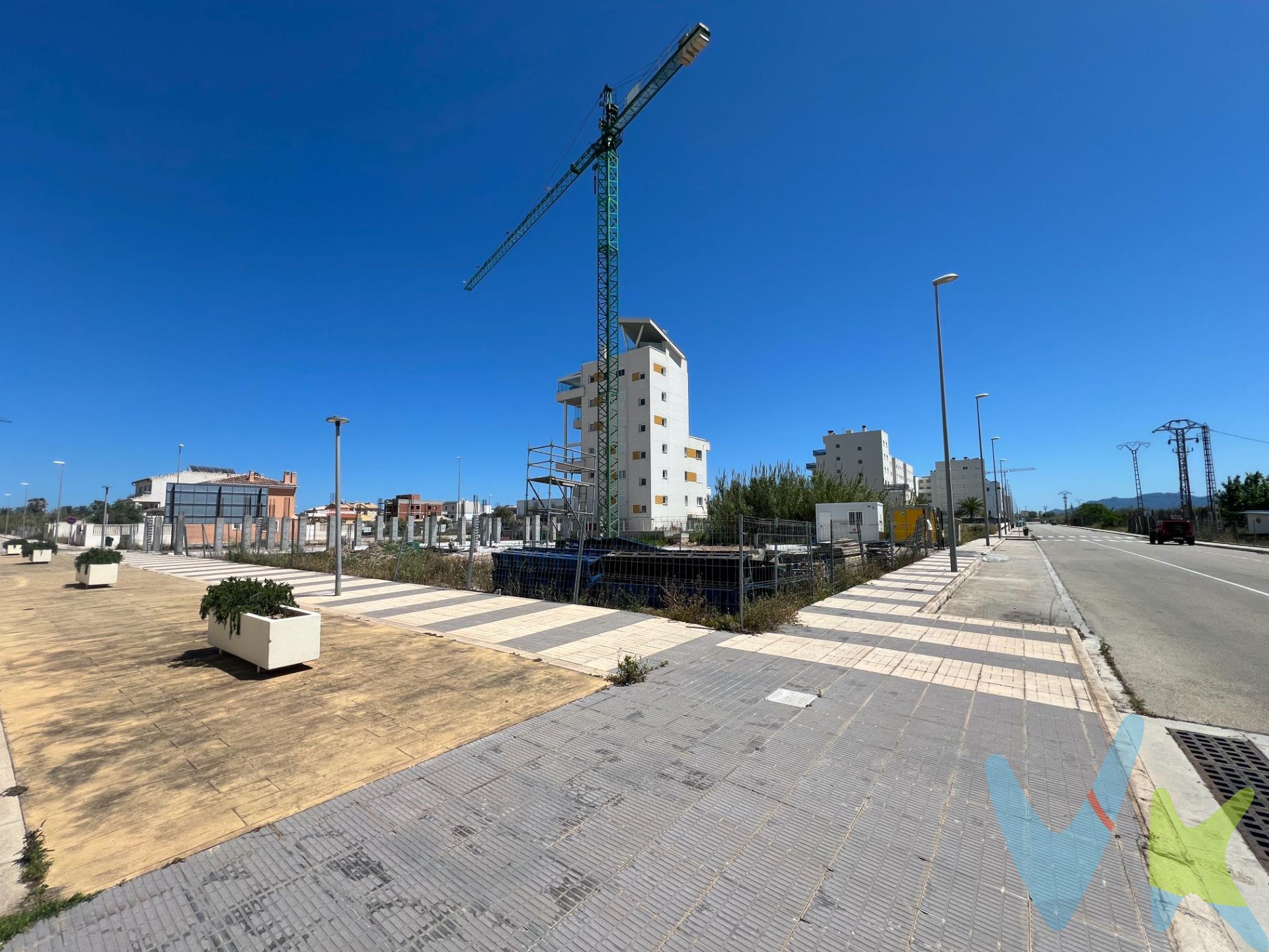 Solar urbano en Sector 19 Playa de Oliva/Platja de Oliva, 675 m. superficie parcela,. 54 metros de fachada total, esquina a avinguda llaurador y a peatonal. 19,5 metros lineales a peatonal calle Tremol y 34,5 metros a avinguda llaurador. La parcela con referencia catastral 0840704YJ5104S está clasificada / calificada como Suelo Urbano Residencial Tercera Línea Sector 19 “Playa Norte”. Tiene la condición jurídica de solar, según el artículo 186 “condición jurídica de solar, adquisición y pérdida” del Decreto legislativo 1/2021, de 18 de junio, del Consell, de aprobación del Texto Refundido de la Ley de Ordenación del Territorio, Urbanismo y Paisaje, de la Comunitat Valenciana. Según el Plan Parcial del sector 19, aprobado por el Ayuntamiento Pleno en sesión de 30 Mayo 2002 (BOP 03/08/2002), estos son los parámetros urbanísticos aplicables:. Tipo de ordenación. Será el de edificación aislada, con obligación de retiro mínimo a lindes y frentes de parcela. Condiciones de la edificación. La parcela mínima edificable tiene una superficie de 600 m2. Longitud mínima de frente de parcela es de 16 m. La longitud máxima de los frentes de edificio paralelos al mar será de 22 ́50 metros, con el objeto de evitar pantallas continuas; estableciéndose, en su caso, una separación mínima entre bloques de 6 metros. El número máximo de plantas es de 6 plantas, correspondientes a veinte metros treinta centímetros de altura de cornisa (20,30 m). El índice de edificabilidad neta sobre parcela es de 1,1467 m2techo /m2suelo, como máximo. Ocupación máxima de la parcela: 50%. Las piscinas y aquellos elementos construidos con cota inferior a 80 cm respecto de la rasante de la acera, no contabilizarán a efectos de la ocupación máxima de parcela. Separación mínima a lindes y a frente de parcela:. Viales paralelos al mar y a lindes de parcela: 5 ́00 metros. Viales peatonales: la edificación puede adosarse al propio frente de parcela que a ellos recaiga. Viales perpendiculares al mar: 7 ́00 metros la masa edificatoria y 5 ́00 metros los vuelos. Condiciones de uso. Usos permitidos: vivienda (todas las tipologías), los usos complementarios o vinculados a la vivienda, aparcamiento, piscina, deportivo, comercial, recreativo, bar, cafetería, restaurante, hotelero. Usos prohibidos: Los restantes. Número máximo de viviendas:. Se limita el número de viviendas al número entero que resulte de dividir la edificabilidad máxima permitida en metros cuadrados por 80 m2. Reserva de aparcamientos en parcela:. Por cada vivienda, 1 plaza por unidad residencial si en la parcela se construyen menos de 10 unidades. Si se construyen más unidades, se reservará una plaza más, adicional, por cada 10 unidades residenciales completas que se edifiquen en la parcela. Para otros usos compatibles se estará a lo dispuesto en el PGOU de Oliva. Cerramientos de parcela:. La altura máxima será de 2'50 m , permitiéndose como máximo una tercera parte de la altura opaco y el resto calado. No computará a efectos de edificabilidad la superficie ocupada por la planta semisótano, entendida como aquella cuyo techo se sitúe a una cota igual o inferior a 2,25 mts. sobre la rasante de la acera. No computará a efectos de edificabilidad la proyección horizontal de los aleros. Se considerará alero, al elemento constructivo de cubrición que sobresalga máximo 50 cm. del volumen o cuerpo. Es de aplicación el artículo 76 “Edificaciones auxiliares” del PGOU. El precio no incluye lo siguiente: honorarios de la agencia inmobiliaria, impuestos (IVA, ITP) y otros gastos de la Compraventa (notaria, gestoría y registro). 
