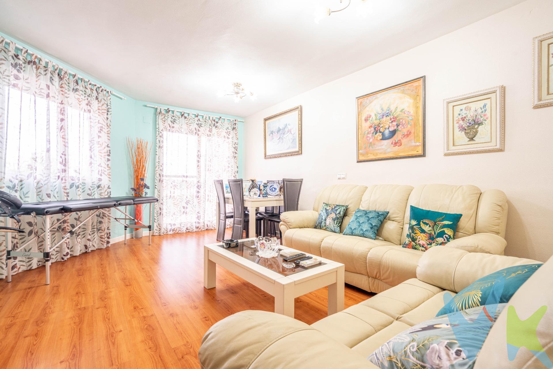 Listo para entrar a vivir!. Vivienda luminosa con 3 habitaciones, 2 baños completos (uno en suite), salón-comedor amplio y luminoso con gran balcón a la calle. Dispone de cocina equipada y patio interior con luz natural, habilitado como zona de lavandería y tendedero. La vivienda incorpora dos terrazas techadas:. Una con cerramiento acristalado, ideal como estar o zona multifuncional. Otra con salida privada e independiente a la piscina comunitaria, un valor añadido poco habitual en la zona. Acabados de calidad: parqué en toda la vivienda, excelente entrada de luz natural y techo solar para un mayor ahorro energético. Ubicación con todos los servicios a pie de calle. Una vivienda funcional, completa y perfecta para familias que buscan comodidad y buenas prestaciones. Para mayor información, no dudes en contactar con nosotros. 