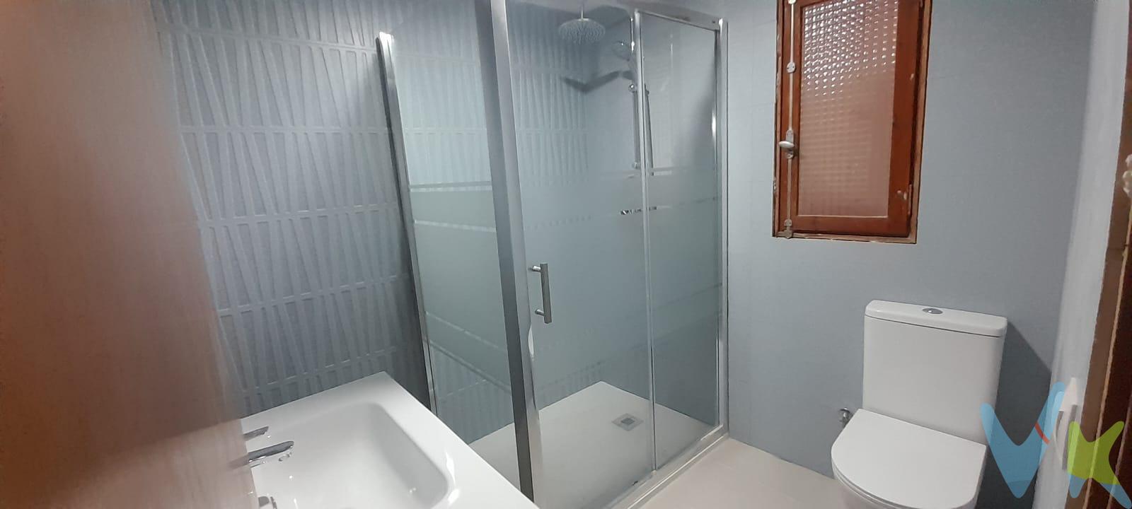 ¡Descubre tu nuevo hogar en el corazón de l'Alcora! . Esta encantadora casa te ofrece la oportunidad perfecta para personalizar un espacio que se adapte a tu estilo de vida. Con una distribución en dos plantas y azotea. En la planta baja encontramos, en la entrada, un espacio perfecto para salón o comedor que es ideal para disfrutar de momentos en familia conectado a la cocina, una despensa y un estancia ideal para adaptarla como salón o dormitorio si así se desea. Las siguientes plantas cuentan con 4 amplios dormitorios y 2 baños, uno de ellos reformado. Además, la terraza superior, es un rincón perfecto para relajarte al aire libre con una zona de lavandería. Las instalaciones de luz y agua han sido actualizadas, lo que te permitirá disfrutar de un hogar funcional desde el primer día. Ubicada en el centro histórico de l'Alcora, tendrás acceso a todos los servicios necesarios a pocos pasos de casa. Si te gusta la idea de vivir en el centro y construir el hogar que siempre has soñado, esta casa es para ti. . *¡Ven a verla y empieza a imaginar! * Llámanos. 