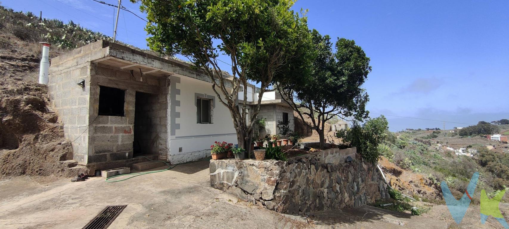 . VENDEMOS Casa con cuevas, terrenos, almacén, cuevas vírgenes y espacios abiertos para terrazas. ¡Si lo que buscas es independencia y tranquilidad, aquí está tu casa!. Con total independencia, en una zona de solana, disponemos, en venta, de ésta magnifica casa cueva con terrenos. La propiedad dispone de una construcción en bloque, que ahora hace las funciones de garaje o almacén, una estancia en cueva virgen con ventilación, para inventar el uso, que puede ser zona de bodega, comedor, cocina, despensa,.. Y la estancia principal que consta de una construcción externa y 5 cuevas comunicadas entre sí, con un patio abierto. La propiedad te invita a imaginar su futuro de muchas maneras. La vivienda tiene entrada privada y acceso a todos los terrenos desde ella, está perfectamente diferenciada y la documentación está inscrita en el Registro de la Propiedad. . DATOS EXTRA DE LA FINCA: . Parcela completa: 23.462,46m². Casa Cueva, con una superficie total del suelo que ocupa:  172,78m². Superficie total construida: 104m². Superficies separadas:. Garaje: 53,81m². Bodega: 19.26m². Estancias: 34.55m². Superficie de la cueva: 57,59m². Patio: 48,26m². NOTA: El precio de venta No incluye impuestos propios de la transmisión, gastos de notaría, registro, ni cualquier otro que según ley pueda corresponder al comprador. Los datos expuestos son meramente orientativos y se encuentran sujetos a errores u omisiones involuntarias. 