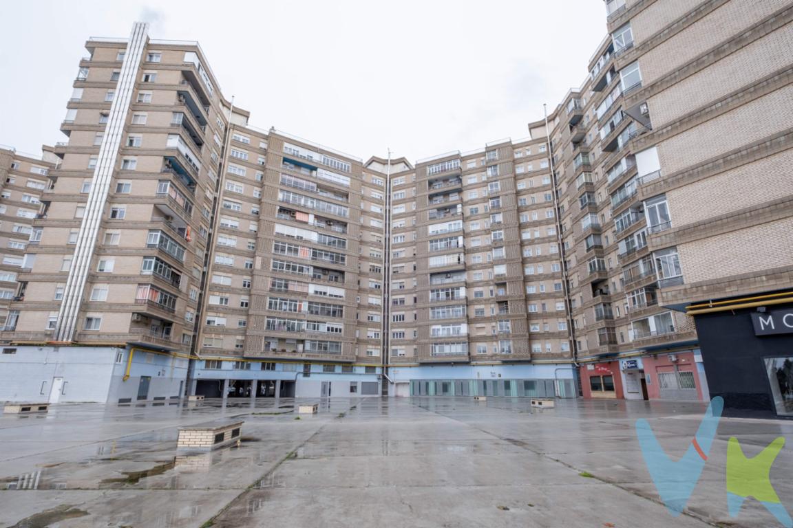 En c/ Ripol Urbano , Actur muy cerca del tranvía. Piso con garaje . Ubicado en una finca cuidada y con ascensor a cota cero (adiós a las barreras arquitectónicas), este piso exterior te ofrece esa paz que solo dan las vistas despejadas. Olvida tener a un vecino frente a tu ventana; aquí el horizonte es tuyo. Lo que hace especial a esta vivienda:. -Terraza con acceso desde el salón: El rincón perfecto para tu café de la mañana o esa cena al aire libre que tanto te apetece. -Distribución inteligente: 2 dormitorios luminosos, cocina independiente para cocinar sin humos en el salón y un baño funcional. -Potencial de actualización: Es la oportunidad de diseñar el hogar a tu gusto. Sin pagar por reformas ajenas que no te convencen. Pon el suelo que siempre soñaste y crea la cocina de tus fotos de Pinterest. -Garaje en la misma finca: En el Actur, tener plaza de garaje propia no es un lujo, es calidad de vida y ahorro de tiempo diario. Ubicación: Lo tienes todo a un paso. Vivir al lado del tranvía te conecta con el centro de Zaragoza en minutos, pero disfrutando de la amplitud y los servicios del Actur (centros comerciales, colegios y zonas verdes). Es una inversión segura, tanto si buscas tu primera vivienda como si quieres un activo inmobiliario con alta demanda de alquiler. ¿Vienes a ver las vistas? Las oportunidades con este potencial vuelan. Precio y Gastos:. En el precio de venta publicado no se incluyen los impuestos legalmente establecidos ni gastos derivados de la compraventa y de la inscripción del inmueble (I.T.P., Notaría y Registro de la Propiedad),