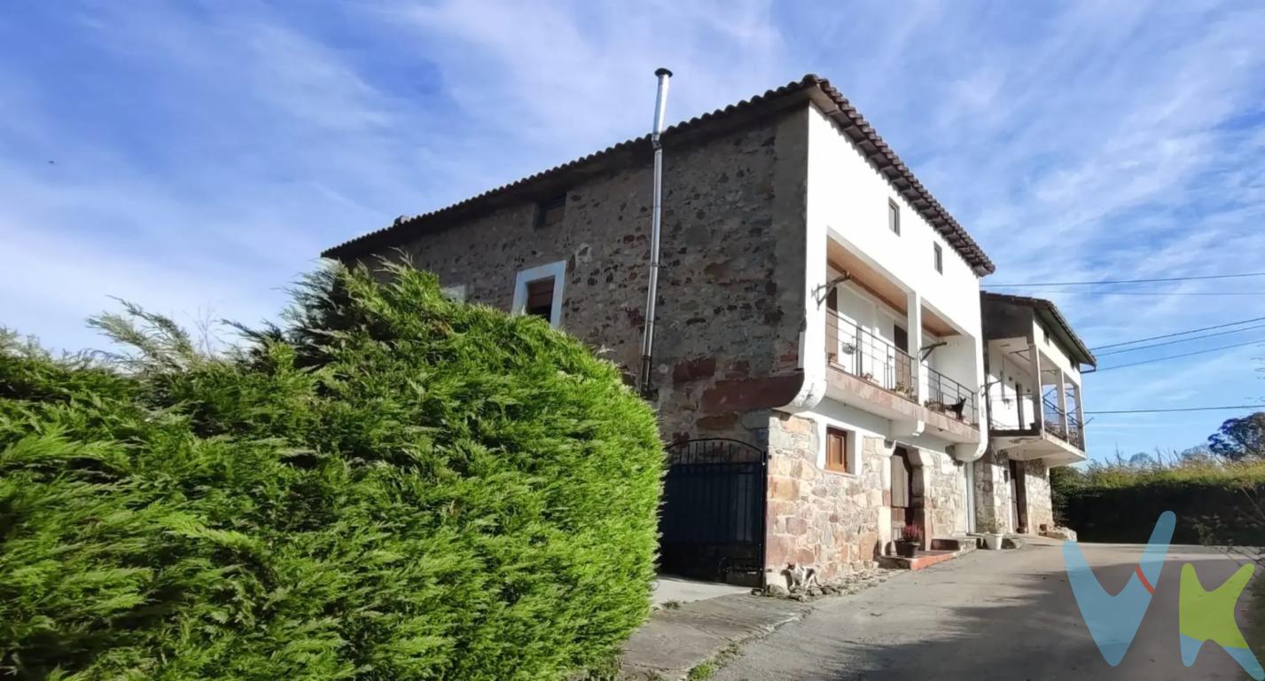 Casa Rural en La Bien Aparecida  Ideal para Vivienda o TurismoMagnífica casa rodeada de naturaleza, a 3 minutos de Ampuero y 15 minutos de la playa de Laredo. Perfecta como residencia familiar o inversión en alquiler turístico por su cercanía a destinos como Laredo, Santoña y el Santuario de la Bien Aparecida. Dispone de licencia como alojamiento turístico.Dispone de un amplio salón con estufa de leña, gran cocina equipada con salida directa al jardín, 6 habitaciones, 2 baños completos, lavandería, terraza y una planta bajo cubierta diáfana.Porche de 35 m² recién construido, jardín de 650 m² y pequeña edificación auxiliar. Calefacción por estufa de leña, cocina con chapa, dormitorios con radiadores eléctricos y estancias listas para entrar a vivir.Un entorno único para disfrutar del mar y la montaña a menos de una hora de Bilbao y Santander.