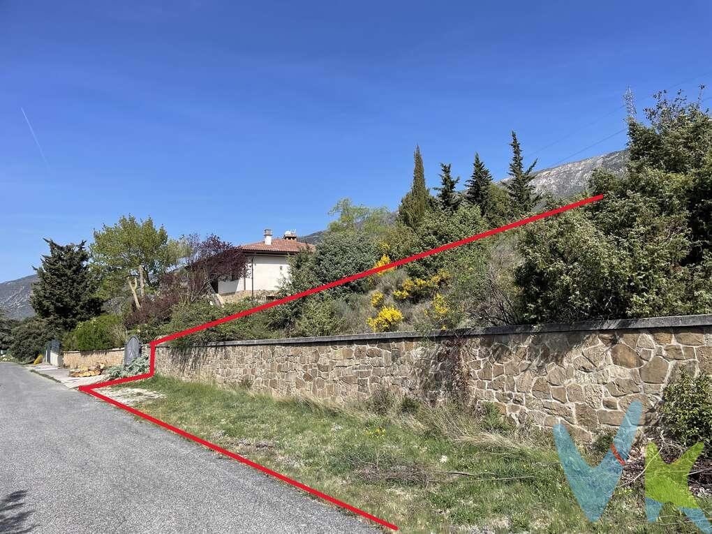 Se vende excelente parcela mixta (urbana y no urbanizable) situada en el límite del casco urbano de Yesa (Navarra), con una superficie catastral de 2.729,40 m² (2.278 m² según escritura). Una oportunidad única para quienes buscan espacio, tranquilidad y un entorno privilegiado.
La parcela goza de impresionantes vistas panorámicas del paisaje natural circundante, lo que la convierte en un lugar ideal tanto para residencia habitual como para segunda vivienda. Ofrece amplias posibilidades de desarrollo, incluyendo la opción de edificar dos viviendas pareadas con una superficie construida total de hasta 345 m².
Ubicada en un municipio tranquilo y con encanto, se encuentra rodeada de enclaves de gran valor turístico, natural y cultural. Además, cuenta con excelentes comunicaciones gracias a su conexión directa con la autovía del Pirineo, facilitando el acceso a Pamplona, Jaca y Huesca.
Un gran potencial en un entorno natural incomparable.