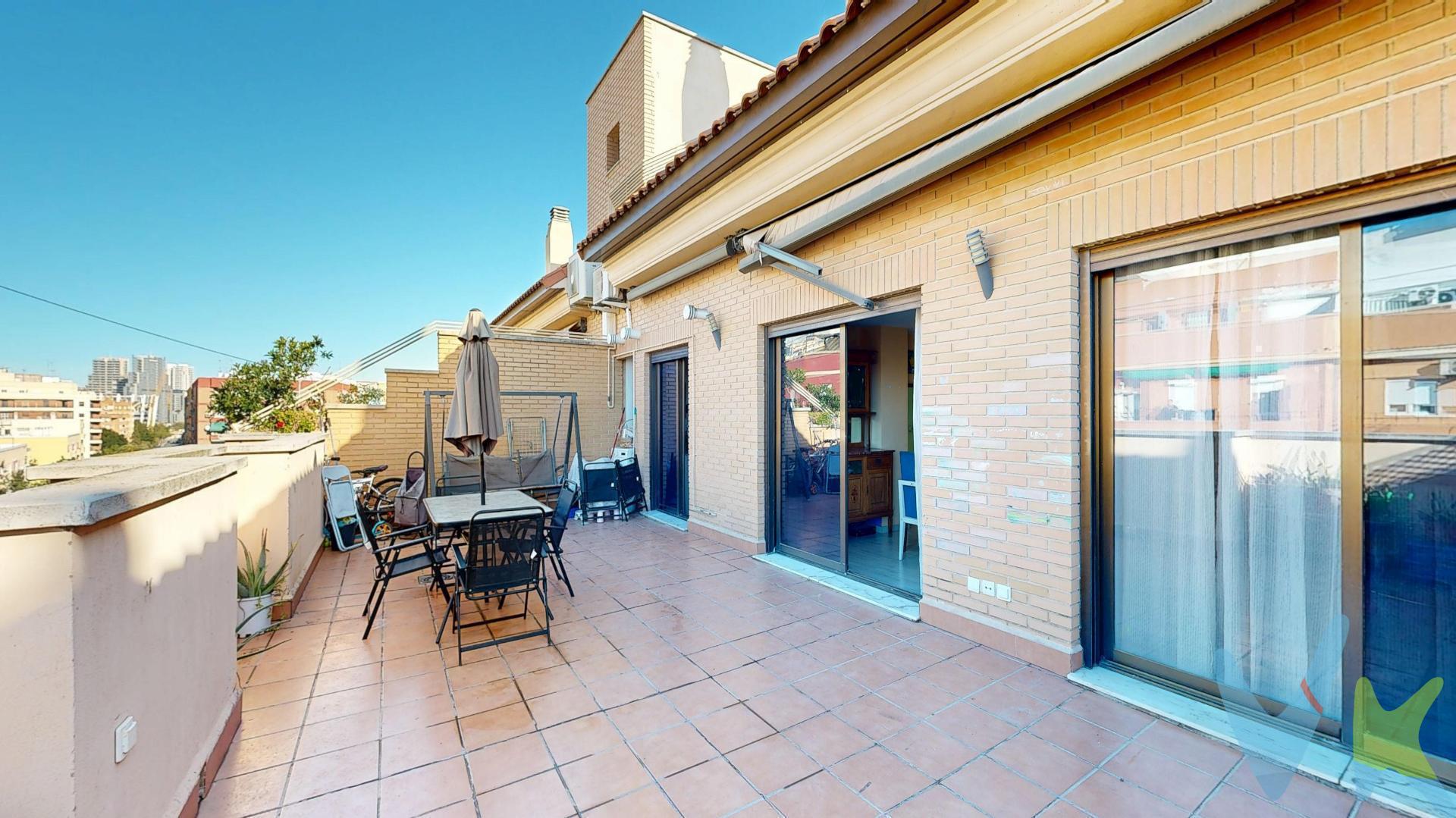 ¡¡¡Definitivamente, este es el ático que estabas buscando!!! Con una espectacular terraza completamente abierta al horizonte de Valencia y una distribución que permite disponer de hasta cinco estancias muy amplias, ideal para una gran familia en un hogar verdaderamente especial.

Este espectacular ático dúplex de 145 m² construidos ofrece una amplitud y versatilidad difíciles de encontrar en el mercado actual. A ello se suma su gran terraza, despejada y con más de 40 m². La vivienda se ubica en una zona privilegiada de la Avenida Burjassot, muy próxima al Jardín del Turia, Nuevo Centro, la Estación de Autobuses y la Nueva Fe-Campanar, así como a las principales dotaciones sanitarias de última generación del barrio de Campanar.

El inmueble se distribuye en dos plantas cuidadosamente diseñadas para maximizar tanto el espacio como la entrada de luz natural en todas sus estancias.

En la planta principal, que combina elegancia y espacios abiertos, nos recibe un imponente salón-comedor de 37 m². Destaca por su gran luminosidad, reforzada por suelos de tarima clara, una elegante columna decorativa y acceso directo a la magnífica terraza. En esta misma planta encontramos también una cocina independiente, con salida propia al exterior, ideal para disfrutar de desayunos al aire libre y con acceso directo sin necesidad de pasar por el salón.

Asimismo, esta planta alberga la zona de descanso, compuesta por dos dormitorios dobles, ambos con amplios armarios empotrados que ofrecen una gran capacidad de almacenaje. Entre ellos se sitúa un baño completo, equipado con bañera y mampara, que da servicio a toda la planta.

En la planta superior semiabuhardillada se encuentra uno de los grandes atractivos de la vivienda: un auténtico refugio privado al que se accede por una amplia y cómoda escalera con barandilla de forja artesanal. Aquí se abre una impresionante estancia diáfana de 54 m², con techos abuhardillados en uno de sus lados —el orientado a la terraza— y alturas generosas en el resto, creando un ambiente acogedor y singular. Este espacio permite múltiples configuraciones: desde una espectacular suite principal hasta varias estancias adicionales como zona de juegos, despacho o gimnasio. Además, dispone de un amplio baño independiente con moderna cabina de ducha y una práctica zona de almacenamiento aprovechando la caída del techo.

La vivienda está equipada con aire acondicionado mediante dos potentes equipos Mitsubishi Inverter por split (uno por planta), que proporcionan climatización frío-calor a ambas plantas, además de ventiladores y calefactores eléctricos en alguna de las estancias de la planta principal y la superior, garantizando el confort durante todo el año.

Si busca una gran terraza con vistas despejadas, una vivienda espaciosa, con carácter propio y múltiples posibilidades de configuración, este inmueble es la oportunidad que estaba esperando. ¡Venga a visitarlo y déjese enamorar por su amplitud!

Por mandato expreso del propietario, comercializamos este inmueble en exclusiva, lo que le garantiza un servicio de calidad, un trato fácil, sencillo y sin interferencias de terceros. Por este motivo, se ruega no molestar al propietario, a los ocupantes de la propiedad, a los vecinos si los hubiera. Muchas gracias por su comprensión.

La oferta está sujeta a cambios de precio o retirada del mercado sin previo aviso. Este anuncio en su conjunto, incluyendo textos, fotos, imágenes o cualquier otro contenido de este, no es vinculante dado que la información es ofrecida por terceros y puede contener errores. Se muestra a título informativo y no contractual. Las medidas, superficies y diseño del plano facilitado son meramente orientativas. "El precio NO INCLUYE los gastos de corretaje inmobiliario, impuestos (IVA, ITP, AJD), plusvalía, notaría y registro”.
