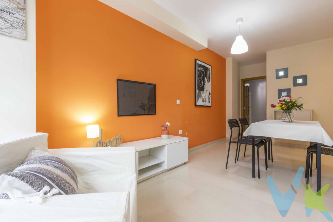 Te presentamos este luminoso y acogedor piso situado en Rafelbunyol una localidad de lHorta Nord muy bien valorada por su tranquilidad, su ambiente familiar y su excelente conexión con Valencia capital. Vivir aquí significa disfrutar de una ubicación estratégica, rodeado de servicios, con parada de  metro a pocos minutos a pie y acceso directo a la  autovía, lo que permite llegar al centro de Valencia o a las playas cercanas en menos de 20 minutos.La vivienda cuenta con una distribución práctica y funcional, ideal tanto para familias como para quienes buscan un espacio versátil que se adapte a su ritmo de vida. Dispone de 🛏️ tres habitaciones, dos de ellas amplias y luminosas, perfectas como dormitorios principales, y una tercera más pequeña, ideal como  despacho, zona de estudio o habitación de invitados. Esta última estancia es especialmente útil si trabajas desde casa o necesitas un espacio tranquilo para concentrarte o desarrollar tus proyectos personales.El 🛋️ salón comedor es amplio y lleno de luz natural, perfecto para disfrutar de reuniones en familia o simplemente relajarte al final del día. La 🍽️ cocina es independiente, con suficiente espacio de almacenamiento y zona de trabajo. El baño está completo y en buen estado, listo para entrar a vivir. En conjunto, se trata de una vivienda que ofrece comodidad y calidez, con la ventaja de poder personalizarla a tu gusto si lo deseas.🛍️ Servicios cercanos: Rafelbunyol es una localidad que ofrece calidad de vida. Supermercados, centros educativos , instalaciones deportivas , centro de salud , parques  y comercios locales se encuentran a muy poca distancia de la vivienda.Además, su cercanía a las playas de 🌊 El Puig y La Pobla de Farnals te permitirá escaparte al mar siempre que lo desees. La zona también es ideal para quienes disfrutan de la naturaleza y del deporte al aire libre, con rutas de senderismo 🚶 y espacios verdes en los alrededores.ESi estás buscando un piso bien ubicado, con buena conexión, versátil y con espacio para teletrabajar o estudiar, esta vivienda en Rafelbunyol es una excelente oportunidad. 📞 Contáctanos y agenda tu visita. ¡Te encantará! 