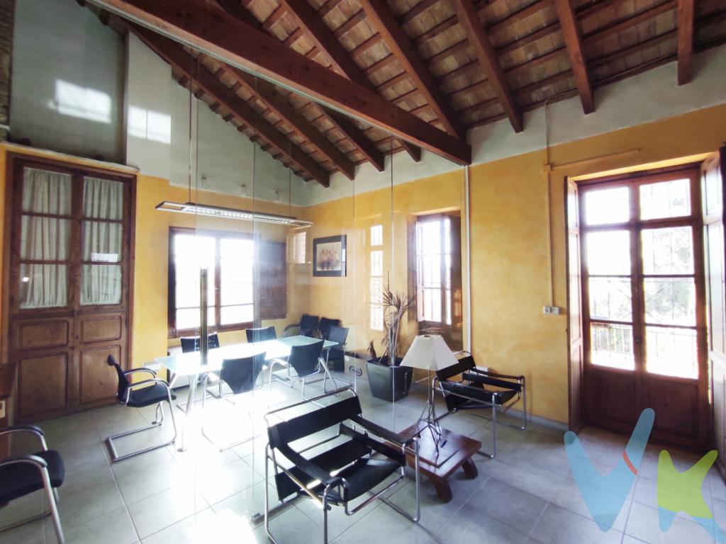  En el encantador barrio de Poble Nou en la vibrante ciudad de Valencia, se presenta esta impresionante casa adosada disponible para la venta. Este espacioso hogar ofrece un estilo de vida incomparable, combinando la tranquilidad de un entorno residencial con la proximidad a todos los servicios y comodidades que Valencia tiene para ofrecer.La propiedad cuenta con una superficie útil de 600 metros cuadrados, distribuidos de manera óptima para maximizar el confort y la funcionalidad. Con un total de 675 metros construidos, esta vivienda destaca por sus generosos espacios, ideales para una vida familiar cómoda y placentera.Al cruzar el umbral de esta magnífica vivienda, uno es recibido por una atmósfera de elegancia y luminosidad. La amplitud de sus seis habitaciones ofrece un sinfín de posibilidades para adaptarse a las necesidades personales y familiares, convirtiendo cada espacio en un refugio de serenidad y calidez. Ya sea que se necesiten dormitorios adicionales, oficinas en casa o salas de recreación, esta propiedad ofrece el espacio necesario para hacer realidad cualquier visión.Situada en una ubicación estratégica, la casa se beneficia de sus completos servicios de infraestructuras, incluyendo sistemas de alcantarillado. Esta característica asegura una calidad de vida excepcional en un entorno sin complicaciones, donde el confort moderno se encuentra con el encanto tradicional de la zona.El diseño arquitectónico de la casa refleja una perfecta armonía entre estilo y funcionalidad. Grandes ventanales permiten que la luz natural inunde los espacios interiores, creando una sensación de amplitud y bienestar que se siente desde el primer instante. Los acabados de alta calidad y la atención a los detalles hablan de una propiedad que ha sido diseñada y mantenida con esmero.Más allá de las puertas de la vivienda, descubrirá un entorno vibrante lleno de vida y cultura. Poble Nou es conocido por sus pintorescos paisajes y su ambiente acogedor, lo que lo convierte en un lugar muy codiciado para vivir. La proximidad a colegios, comercios, restaurantes y parques añade un atractivo significativo a esta ya impresionante propiedad.Las conexiones de transporte público son excelentes, facilitando el acceso al centro de Valencia y otras áreas importantes de la ciudad. Esta excelente ubicación no solo garantiza un rápido desplazamiento, sino también la posibilidad de disfrutar de todo lo que la ciudad tiene para ofrecer a poca distancia.No pierda la oportunidad de visitar esta exclusiva casa adosada en Poble Nou. Esta propiedad representa una rareza en el mercado, combinando espacio, comodidad y ubicación de manera insuperable. Para aquellos que buscan un hogar distinguido que ofrezca una calidad de vida superior en Valencia, esta vivienda es una opción que merece ser explorada.Para concertar una visita o obtener más información, por favor no dude en ponerse en contacto con nosotros. Estamos a su disposición para proporcionarle todos los detalles adicionales que pueda necesitar y para ayudarle a descubrir las posibilidades que esta maravillosa casa tiene para ofrecer. Esta es la oportunidad de su vida para asegurar una propiedad única, donde cada rincón cuenta una historia de elegancia y distinción. 