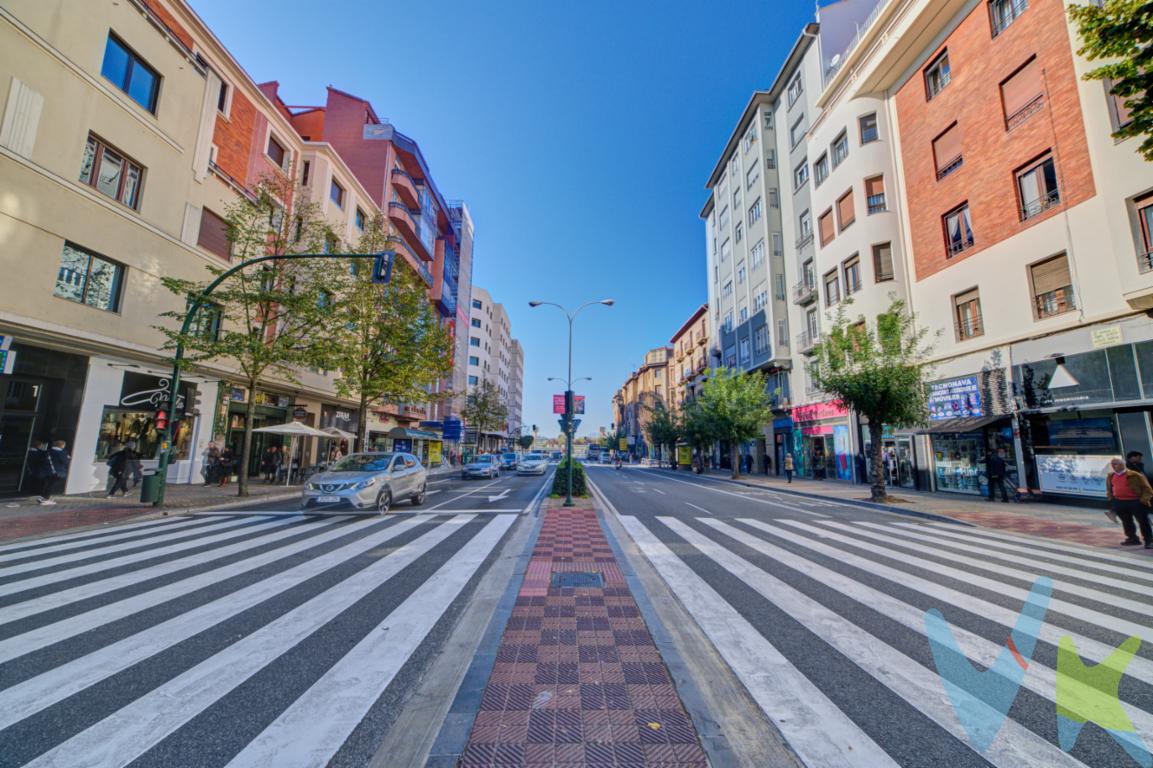 OPORTUNIDADEn la mismísima Plaza Príncipe de Viana, encontramos esta magnifica vivienda exterior de 210 m2 útiles y trastero. Una ubicación fantástica sin tener que depender del coche, con acceso a pie a todos los servicios, comercios y ocio. Una vivienda especial no sólo por su ubicación si no también su magnífica distribución en chaflán, que unido a sus vistas despejadas y amplios ventanales le confieren una luminosidad excepcional. Distribuida en un amplio vestíbulo, cinco dormitorios, gran sala de estar, cocina con zona de lavadero con acceso a terraza independiente, despensa, baño con ducha y ventana y aseo.Caldera y ventanas de las salas que hacen chaflán renovadas.  Un espacio con enormes posibilidades para adaptar a tus necesidades.EDIFICIO COMPLETAMENTE REHABILITADO. El edificio cuenta con rehabilitación reciente de portal y fachada, el portal es accesible a personas con movilidad reducida. No esperes a verlo, su hubicación, luz, amplios espacios y esencia te van a enamorar.  