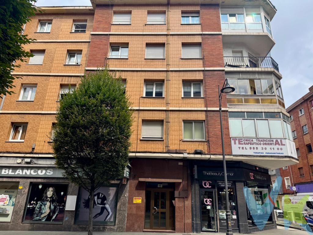  ¡Descubre este encantador piso en venta en la vibrante ciudad costera de Gijón! Localizado en el acogedor barrio de Natahoyo, este inmueble ofrece todo lo que necesitas para disfrutar de una cómoda vida urbana. Si estás buscando tu nuevo hogar cerca del mar, esta es la oportunidad perfecta.Ubicado en la tercera planta sin ascensor. Adicionalmente, el inmueble cuenta con 67.6 metros construidos, proporcionando un espacio óptimo para una vida cómoda.Con dos habitaciones de buen tamaño, esta propiedad es ideal tanto para parejas como para pequeñas familias. Cada habitación está diseñada para maximizar el confort, ofreciendo espacios luminosos y bien ventilados. La disposición del piso permite una separación natural entre la zona de descanso y las áreas comunes, garantizando privacidad y armonía en el hogar.Su sala de estar es amplia y luminosa, perfecta para relajarse después de un largo día o para recibir a tus invitados. El espacio está preparado para acomodar tus muebles a tu estilo personal, creando un ambiente cálido y acogedor. La cocina, práctica y funcional, cuenta con el espacio necesario para preparar deliciosas comidas y disfrutar de agradables momentos culinarios. Imagina las cenas familiares y reuniones que podrás celebrar en este entorno tan hogareño.El cuarto de baño, está equipado con todo lo necesario para garantizar tu comodidad diaria. Cada rincón de este piso ha sido cuidadosamente diseñado para ofrecer una experiencia de vida completa y gratificante.Una de las grandes ventajas de esta propiedad es su excelente comunicación y acceso a servicios. La ubicación en el barrio de la Calzada te sitúa a pocos minutos de paradas de autobús y estaciones de tren, facilitando tu desplazamiento por la ciudad y conectándote rápidamente con otras localidades. Esto convierte a este piso en una opción ideal para quienes valoran la movilidad y el acceso a diferentes puntos de interés.La zona ofrece una gran cantidad de servicios, desde comercios locales hasta centros educativos y espacios de ocio, todo a un corto paseo de tu nuevo hogar. Además, la cercanía al mar te permitirá disfrutar de largos paseos por la playa, deportes náuticos y la tranquilidad que ofrece vivir cerca del agua.En definitiva, este piso en la Calzada es una oportunidad única para aquellos que buscan un hogar lleno de posibilidades en la encantadora ciudad de Gijón. No pierdas la oportunidad de visitar esta propiedad y descubrir todo lo que tiene para ofrecerte. Cada detalle del piso ha sido concebido para garantizar una vida cómoda y práctica, en una ubicación inmejorable. ¡Ven y conoce tu futuro hogar! Agenda una visita hoy mismo y deja que este espacio te conquiste con su carisma y encanto.CUENTA CON LICENCIA TURISTICA. En el precio de venta no están incluidos los impuestos y gastos notariales. 