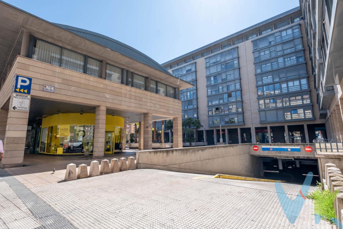 📍 Plaza Mariano Arregui – Ubicación privilegiada en pleno centro. Buscas un piso céntrico pero tranquilo, cómodo, amplio y listo para entrar a vivir? Este hogar en un edificio moderno de 1996, con conserje y excelentes calidades, tiene todo lo que necesitas para disfrutar del día a día con tranquilidad y estilo.  3 dormitorios dobles, uno de ellos con baño en suite.  3 armarios empotrados que te facilitan el orden.  2 baños completos.  Cocina muy luminosa y espaciosa, con zona para comer con una pequeña terraza perfecta para tomar el aire.  Salón comedor acogedor y funcional con vistas tranquilas a la plaza. Además, incluye plaza de garaje y trastero en la misma finca. Una 8ª planta, no última porque están los trasteros, que te regala luz durante todo el día , tranquilidad y unas vistas despejadas que suman bienestar a tu día a día. 💡 Un piso pensado para vivir cómodo, bien ubicado y con espacio de sobra para toda la familia. _______________________________________________________________________________. ℹ️ El precio de venta no incluye los honorarios de agencia por el servicio de gestión, asesoramiento y formalización del proceso de compra, que serán asumidos por el comprador. La reserva del inmueble solo se producirá tras la aceptación expresa de una propuesta por parte del vendedor. El precio publicado no incluye impuestos ni gastos derivados de la compraventa e inscripción.