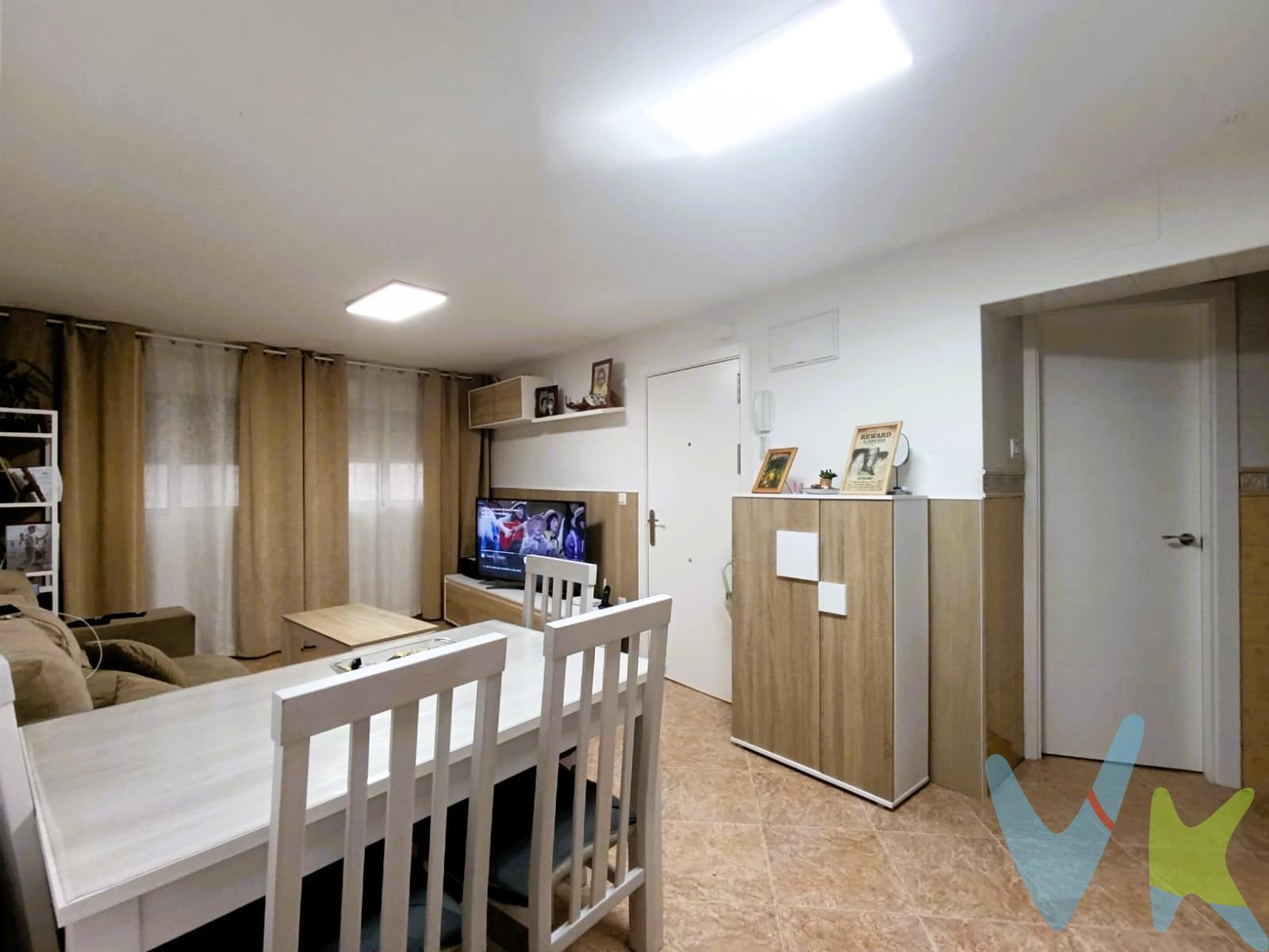 Presentamos este encantador piso ubicado en planta baja, ideal para familias o parejas que buscan comodidad y estilo.  🏡 Este inmueble ha sido reformado, excepto el baño, ofreciendo un ambiente moderno y acogedor. Dispone de tres luminosos dormitorios perfectos para descansar después de una larga jornada. 🌞 La cocina es independiente y se encuentra amueblada, lista para utilizarse desde el primer día; además cuenta con acceso directo al salón amplio donde disfrutar momentos familiares o sociales. 👨‍👩‍👧 El baño es pequeño, aunque garantiza confort diario a sus ocupantes. . Las ventanas son de aluminio lacado lo cual proporciona aislamiento térmico y acústico eficaz; las puertas son nuevas lacadas en blanco brindando elegancia a cada rincón del hogar. ✨ No pierda la oportunidad de visitar esta propiedad única que combina calidad y diseño. Disponemos del Documento Informativo Abreviado de la propiedad (D.I.A), según Decreto 218/2005, de 11 de octubre. La Agencia Inmobiliaria también dispone de  Seguro de Caución, para la garantía y protección de las cantidades económicas  entregadas como señal para la reserva de una vivienda. Así mismo, informamos que los gastos Notariales, Registrales, ITP, Honorarios de la Agencia y otros gastos inherentes a la compraventa no está incluidos en el precio. Por mandato expreso del propietario, comercializamos este inmueble en exclusiva compartida, lo que le garantiza el acceso a toda la información, a un servicio de calidad, un trato fácil, sencillo y sin interferencias de terceros. Por este motivo, se ruega no molestar al propietario, a los ocupantes de la propiedad o a los vecinos. . Muchas gracias por su comprensión. 