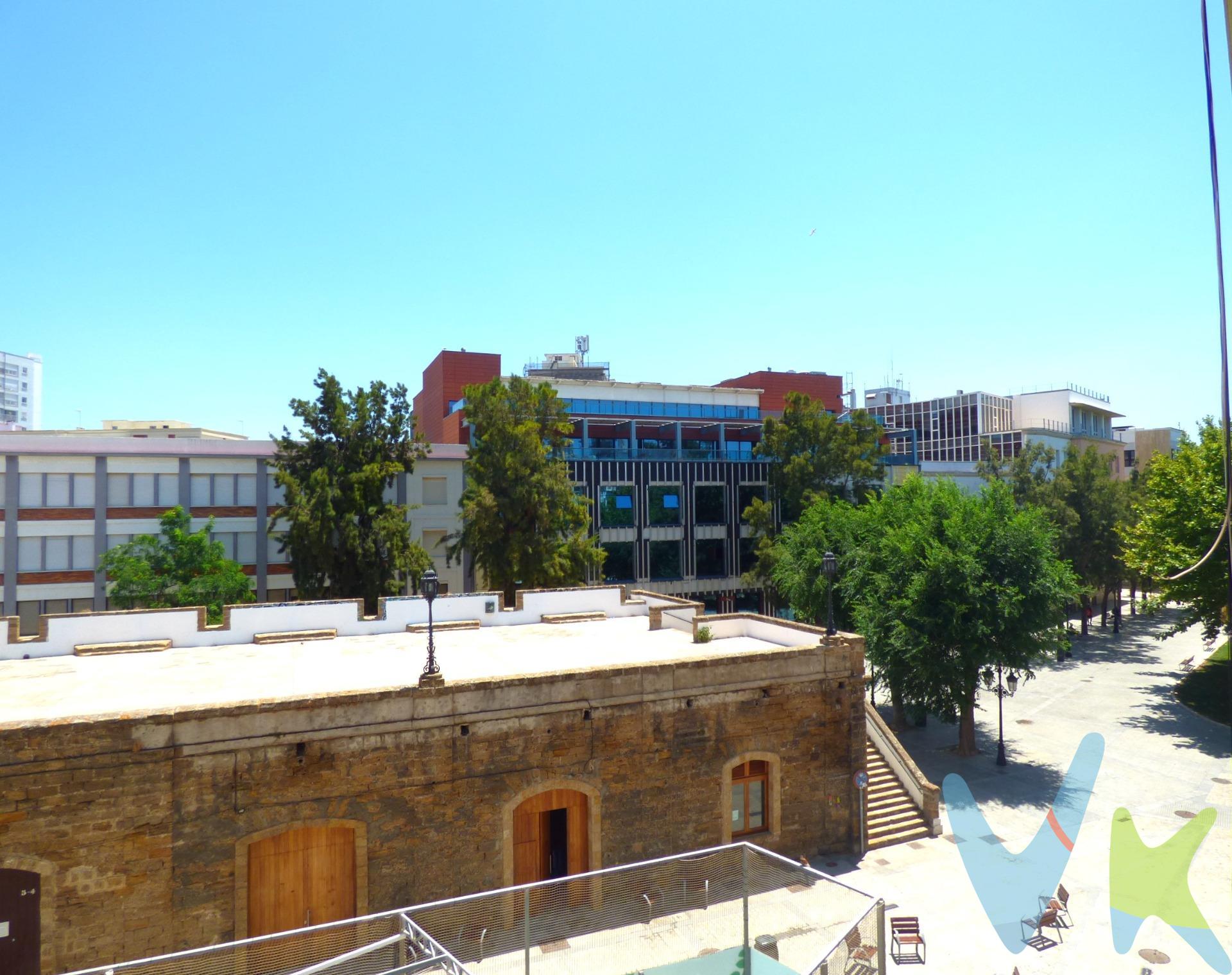 ¿ Deseas vivir  cerca a La Alameda y Plaza España, disfrutando de todo el encanto del casco histórico de la ciudad? . En esta vivienda tienes la oportunidad de tener a poca distancia de tu casa,  paradas de autobús tanto urbano como interurbano, taxi, tiendas y colegios que serán de gran ayuda para hacer su vida diaria  mas cómoda. Esta es una vivienda amplía, con habitaciones grandes y muy luminosas. Ideal para vivir en familia o inversión. No esperes mas para venir a verla. Informamos a nuestros clientes de que los gastos de notaría, registro, gestoría, impuestos y los honorarios de la agencia no están incluidos en el precio. A su vez, disponemos del documento informativo abreviado de la propiedad (según decreto 218/2005, del 11 de octubre) y de seguro de caución, para la protección del dinero entregado como señal para la reserva de una vivienda o inmueble.  Por mandato expreso del propietario, comercializamos este inmueble en exclusiva, lo que le garantiza el acceso a toda la información, a un servicio de calidad, un trato fácil, sencillo y sin interferencias de terceros. Por este motivo, se ruega no molestar al propietario, a los ocupantes de la propiedad o a los vecinos. Muchas gracias por su comprensión.