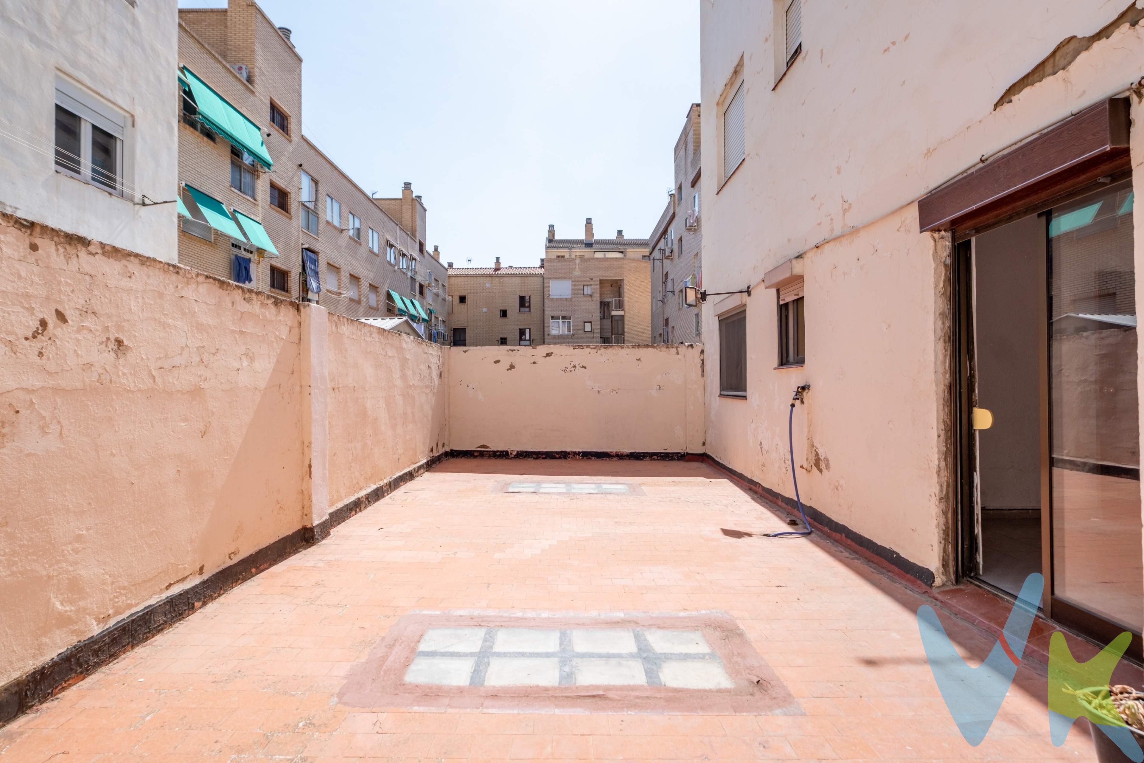 ¿Buscas comprar un piso luminoso en Zaragoza y diseñar cada rincón según tu estilo de vida? Esta vivienda en la calle Castilla te ofrece una oportunidad única: una base sólida, abundante luz natural y una espectacular terraza privada en un barrio consolidado con todos los servicios a pie de calle. Transforma este lienzo en blanco en tu hogar ideal:. Si valoras la luz, la tranquilidad y la posibilidad de distribuir una vivienda a tu medida, este piso en venta reúne las características clave para convertirse en tu próximo hogar. Originalmente dispuesto en 3 habitaciones, su distribución actual permite disfrutar de espacios principales más amplios y diáfanos, con la versatilidad de volver a adaptar la distribución según tus necesidades. Distribución y características:. - Gran terraza privada de 40 m²: Ubicada en patio de manzana, lo que le aporta tranquilidad y aislamiento del ruido exterior. Un espacio al aire libre excepcional para disfrutar en familia, comer fuera o crear tu propia zona de relax. - Salón: Una estancia amplia, muy luminosa y con excelente distribución para adaptar a tu gusto. - Cocina independiente: Práctica y con zona de desahogo. - 2 Dormitorios: Dos habitaciones de buenas proporciones y con gran entrada de luz natural (con posibilidad de recuperar la tercera habitación de origen). - 1 Baño completo: Distribución optimizada para actualizar fácilmente. Edificio y localización:. El edificio cuenta con ascensor. La propiedad se encuentra situada en una zona muy valorada de la calle Castilla, rodeada de todos los servicios necesarios para el día a día (comercios locales, supermercados, colegios, centro de salud) y perfectamente comunicada mediante transporte público con el centro y el resto de la ciudad. Una gran oportunidad para actualizar a tu gusto en una excelente ubicación. ¿Quieres comprobar en persona todo su potencial? Contacta con nosotros hoy mismo y agenda tu visita sin compromiso. *** Gastos e impuestos no incluidos. A título orientativo, en segundas transmisiones, el comprador abonará: Impuesto sobre Transmisiones Patrimoniales (ITP), tipo general en Aragón al 8% (*). Base de cálculo: mayor valor entre precio de compraventa o valor de referencia catastral. Gastos de Notaría y Registro: Aranceles variables según precio, número de copias y complejidad; cálculo según tarifas normativas. Si se precisa hipoteca: Tasación, condiciones y costes bancarios según entidad elegida por el comprador; así como gastos de gestoría y cualesquiera otros inherentes a la compraventa. No se incluyen otros gastos o tributos que puedan por Ley corresponder al comprador. Operación sujeta a doble mediación. Existen honorarios a cargo del comprador, salvo pacto en contrario, no incluidos en PVP. El consumidor conforme a la normativa vigente podrá solicitar información y documentación adicional relativa al inmueble, sus características, condiciones de la operación y del servicio de mediación en la oficina y/o a través de nuestro teléfono de contacto o mail. La agencia actúa exclusivamente como intermediaria en la compraventa, cuyas condiciones, en todo caso, estarán sujetas a la aceptación expresa del vendedor del inmueble y posterior formalización del contrato. La información suministrada se corresponde con la disponible a la fecha de publicación, pudiendo variar en función de las circunstancias o actualizaciones legales, contractuales y fiscales. Anuncio de carácter meramente informativo. Para una información exhaustiva sobre el funcionamiento, tipos impositivos y bonificaciones del ITP en Aragón, puede consultar el portal oficial de la Agencia Tributaria Autonómica. Tarifas notariales y registrales reguladas en el Anexo I del Real Decreto 1426/1989 y Anexo I del Real Decreto 1427/1989, respectivamente. Anuncio no vinculante, puede contener errores.