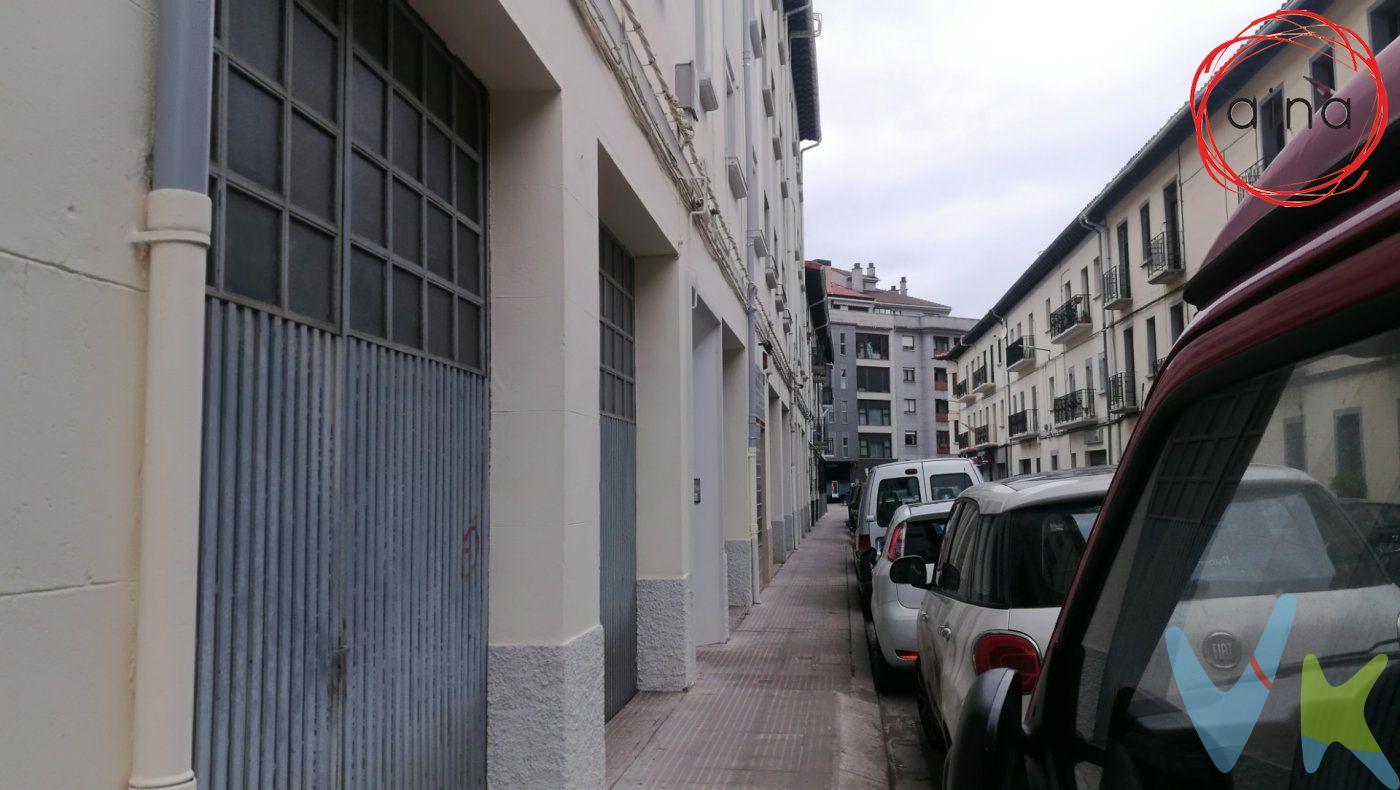 En el centro de Villava, gran bajera, con mucha altura,  fácil acceso para cualquier tipo de vehículos .  .  Una bajera con muchas posibilidades, por sus dimensiones y altura, que puede a adaptarse a diversas actividades.  .  .  .  VEN A VERLA! .  .  .  .  .  . 