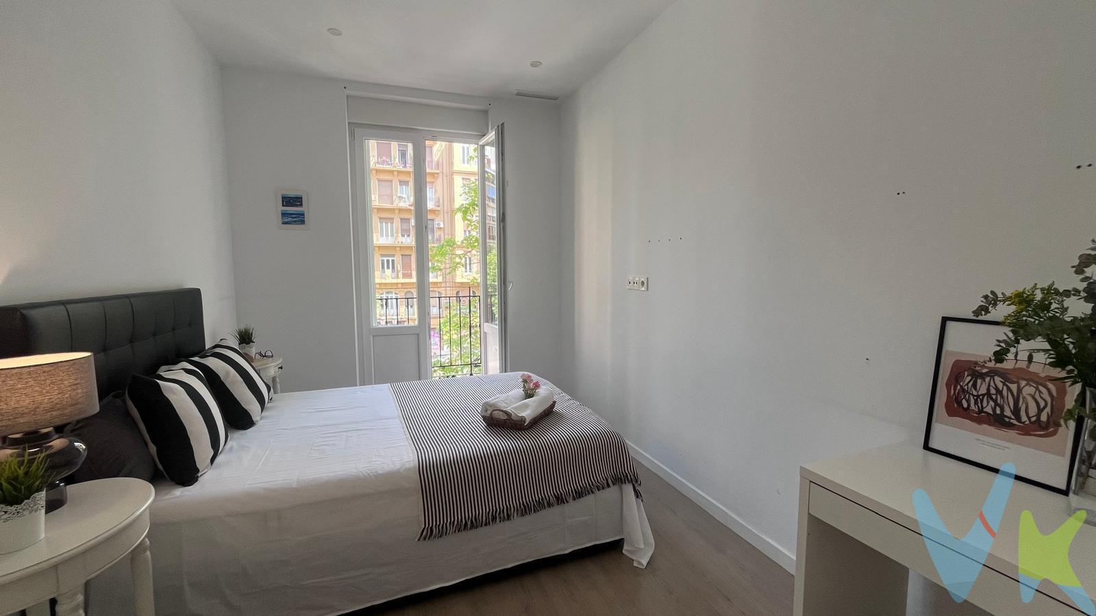 Exclusiva vivienda en el prestigioso barrio de L’Eixample, concretamente en la demandada Calle Salamanca, una de las zonas más consolidadas, elegantes y mejor valoradas de la ciudad. La vivienda ha sido completamente reformada de manera integral, combinando diseño actual, funcionalidad y materiales de alta calidad. La distribución se ha optimizado para ofrecer tres amplios dormitorios dobles, dos de ellos con amplios armarios empotrados tipo vestidor y una extraordinaria entrada de luz natural, creando espacios cálidos y acogedores. Dispone de dos baños completos con modernos platos de ducha, pensados para el confort diario. Además, existe la posibilidad de recuperar los techos altos originales, aportando aún más carácter y personalidad a la vivienda. Cuenta con sistema de aire acondicionado por conductos en toda la casa, garantizando una climatización eficiente durante todo el año, así como carpintería exterior de PVC de alta gama que asegura aislamiento térmico y acústico. Pero, sin duda, uno de sus grandes valores es la ubicación. Situada a escasos minutos de las emblemáticas:  Gran Via MArques del Turia, Jorge Juan, Cirilo Amoros, Calle Colón.., principales ejes comerciales de la ciudad, donde encontrarás todo tipo de tiendas, servicios y opciones de ocio. Además, se encuentra muy próxima al Jardín del Turia, el gran pulmón verde de Valencia, a la altura del reconocido Palau de la Música de Valencia, un entorno ideal para pasear, practicar deporte al aire libre, salir en bicicleta o simplemente disfrutar de amplias zonas verdes en pleno corazón de la ciudad. Perfectamente comunicada, con múltiples líneas de autobús y estaciones de metro cercanas, lo que facilita una conexión rápida con cualquier punto de la ciudad. Una oportunidad única de vivir en una de las mejores zonas de Valencia, en una vivienda lista para entrar a vivir, con todas las comodidades y en un entorno privilegiado. Por mandato expreso del propietario, comercializamos este inmueble en exclusiva, lo que garantiza el acceso a toda la información, a un servicio de calidad, un trato fácil, sencillo y sin interferencias a terceros. Por este motivo, se ruega no molestar al propietario, a los ocupantes de la propiedad, o a los vecinos. Muchas gracias por su comprensión. Si usted es agente inmobiliario y tiene un cliente para este inmueble, llámenos, estaremos encantados de colaborar.  En ningún caso, los textos, fotografías, imágenes, o cualquier otro contenido del presente anuncio, tienen carácter contractual, siendo validos solo como mera información. En el precio indicado en este anuncio no estan incluidos los gastos propios de la compraventa, tales como impuestos aplicables y gastos de notaria, registro o gestoria. Tampoco estan incluidos los honorarios de la inmobiliaria (que son compartidos entre comprador y vendedor), etc. El anuncio aunque es reflejo de la informacion contrastada por esta empresa, puede contener errores, y no tiene carácter contractual. 