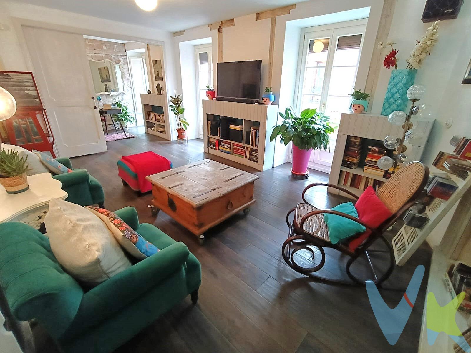 Descubre este espectacular piso reformado ubicado en la vibrante zona del Palacio, a pocos pasos de la Plaza de Santo Domingo. En una cuarta planta  con una superficie total construida de 129 m² y útil de 101 m² mas 21 mts2 de terraza, esta propiedad ofrece un amplio espacio para disfrutar. 🌟 Dispone de tres habitaciones dobles luminosas y tres baños completos , el principal en suite junto al vestidor. Reformado resaltando la estructura original, con vigas vistas. La joya es su impresionante terraza privada en azotea 🎉, ideal para relajarse o recibir invitados mientras se contemplan las vistas únicas que ofrece el entorno urbano. ☀️ Además cuenta con tres balcones al exterior que permiten que haya en los espacios interiores  luz natural durante todo el día. Su orientación sur maximiza la entrada solar 💡y está rodeada por servicios indispensables: autobuses cercanos, metro 🚇 , centros comerciales 🛒 y colegios 📚; así como zonas infantiles perfectas para familias. Esta es tu oportunidad única para vivir cómodamente en uno de los barrios más céntricos e históricos de Madrid, a 5 minutos andando de Plaza de España y el Parque del Oeste, así como de la zona monumental de la ciudad. El precio no incluye impuestos. 