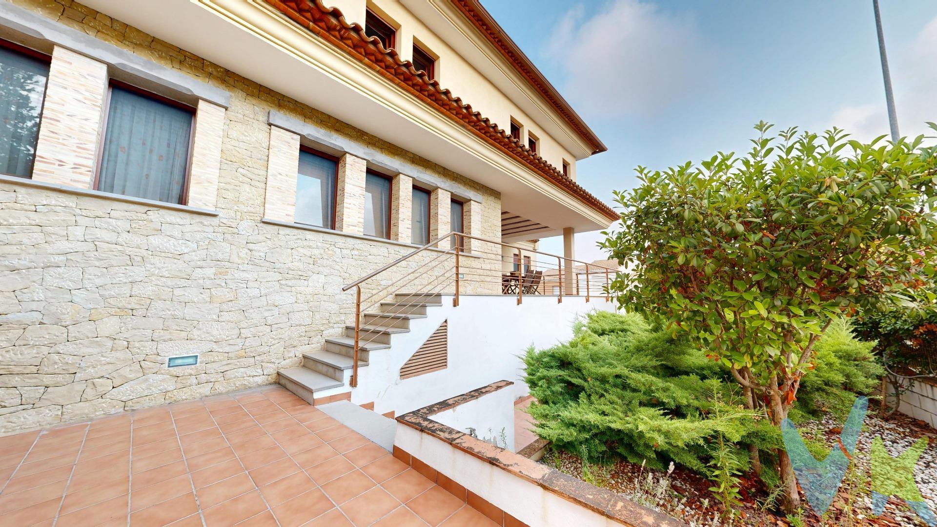 . . -El Palomar, España Ideal para vivienda o uso profesional. ¿Buscas una propiedad amplia, versátil y lista para entrar a vivir? Este espectacular chalé en El Palomar lo tiene TODO: espacio, comodidad, funcionalidad y detalles que marcan la diferencia. Características principales:. 🛏 Ambientes muy amplios y con excelente distribución. 🛁 4 baños completos, uno de ellos en suite con jacuzzi y ducha. 🍳 Cocina eléctrica totalmente equipada. ❄️ Aire acondicionado en salón, pasillo y habitaciones. 🛋 Salón espacioso y luminoso. 🌞 Dos terrazas privadas. 🌿 Patio exterior. 🔥 Chimeneas adaptadas para barbacoa. 🚪 Garaje enorme para 5 coches con portones eléctricos, acceso directo para camiones. 🧱 Construcción sólida, con materiales de alta calidad, orientada al noreste, con mucha luz natural. 🏗 Propiedad multipropósito: ideal para vivienda, negocio familiar, estudio profesional, oficina o almacén. . 💡 ¿Por qué elegir este chalet?. Ubicación tranquila pero bien conectada, a una hora de Alicante o Valencia. Espacios amplios, ideales para familias grandes o profesionales. Excelente estado general: listo para entrar a vivir o empezar a trabajar. Grandes posibilidades de adaptación a distintos usos. . 📞 ¡No dejes pasar esta oportunidad!. Propiedades como esta no salen al mercado todos los días. Si estás buscando un hogar con espacio de sobra o un lugar para desarrollar tu proyecto personal o profesional, esta es tu mejor opción en El Palomar. 📅 Contáctanos ahora y agenda tu visita. 🔑 ¡Te va a sorprender!. 