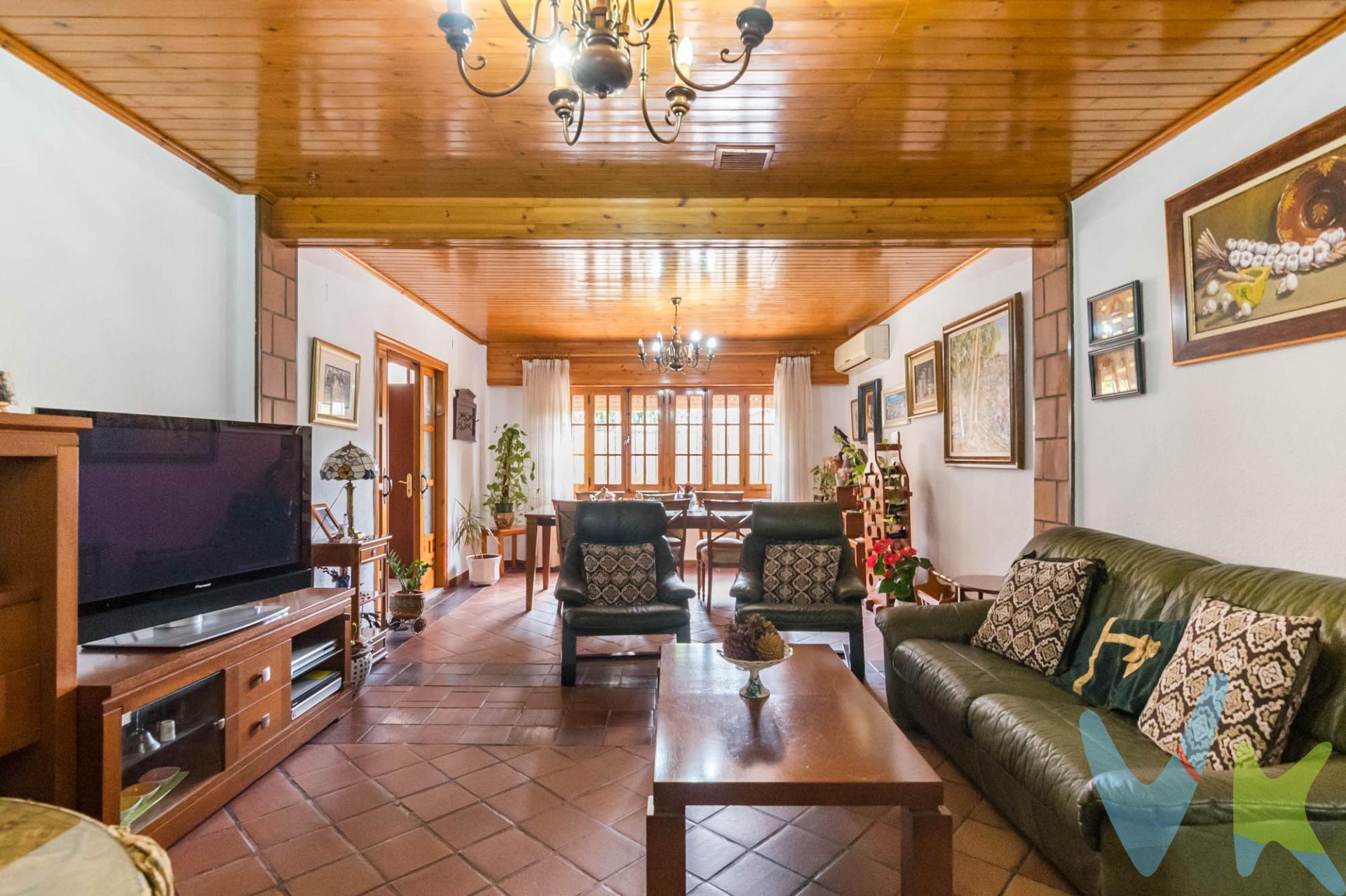 Descubre el hogar que siempre has soñado en esta impresionante vivienda de dos plantas más buhardilla, situada en un entorno natural y tranquilo a sólo diez minutos del corazón de Murcia. Esta propiedad es ideal para familias gracias a su amplitud, calidades excepcionales y luminosidad. Al entrar te recibirán un amplio recibidor y un acogedor salón-comedor con chimenea y techos de madera. La cocina amueblada ofrece acceso directo al gran patio exterior lleno de luz, además de tener en la planta principal una amplia habitación y un bonito baño completo totalmente reformado. En la primera planta hay cuatro espaciosas habitaciones iluminadas por grandes ventanales; una cuenta incluso con salita privada perfecta como estudio o habitación adicional. Además, disfrutarás de otro baño completo así como una segunda cocina con salida al balcón-terraza donde se puede apreciar la belleza del entorno natural circundante. La joya escondida es la amplia buhardilla luminosa (40m2), versátil para ser usada como dormitorio extra o área recreativa mientras disfrutas hermosas vistas panorámicas desde allí. En el nivel principal también encontraras garaje privado adecuado para dos vehículos u opción almacenamiento cómodo. Situándose esta vivienda cerca todos los servicios necesarios sin perder tranquilidad ni conexión rápida hacia Ronda Sur. Por último, te vamos a contar una cosa: Los propietarios han confiado en nosotros y nos han contratado en exclusiva para que les ayudemos a vender uno de sus bienes más preciados, su casa, su hogar. Esto para ti, como comprador, será una garantía ya que tendrás acceso a un servicio de calidad, un trato fácil, sencillo y sin interferencias de terceros. Por eso, te vamos a pedir un favor, habla con nosotros, no los molestes, te vamos a ayudar en caso de interés en todo el proceso y te vamos a facilitar toda la documentación e información que precises. Como ya te habíamos dicho, ¡Un servicio de calidad!.