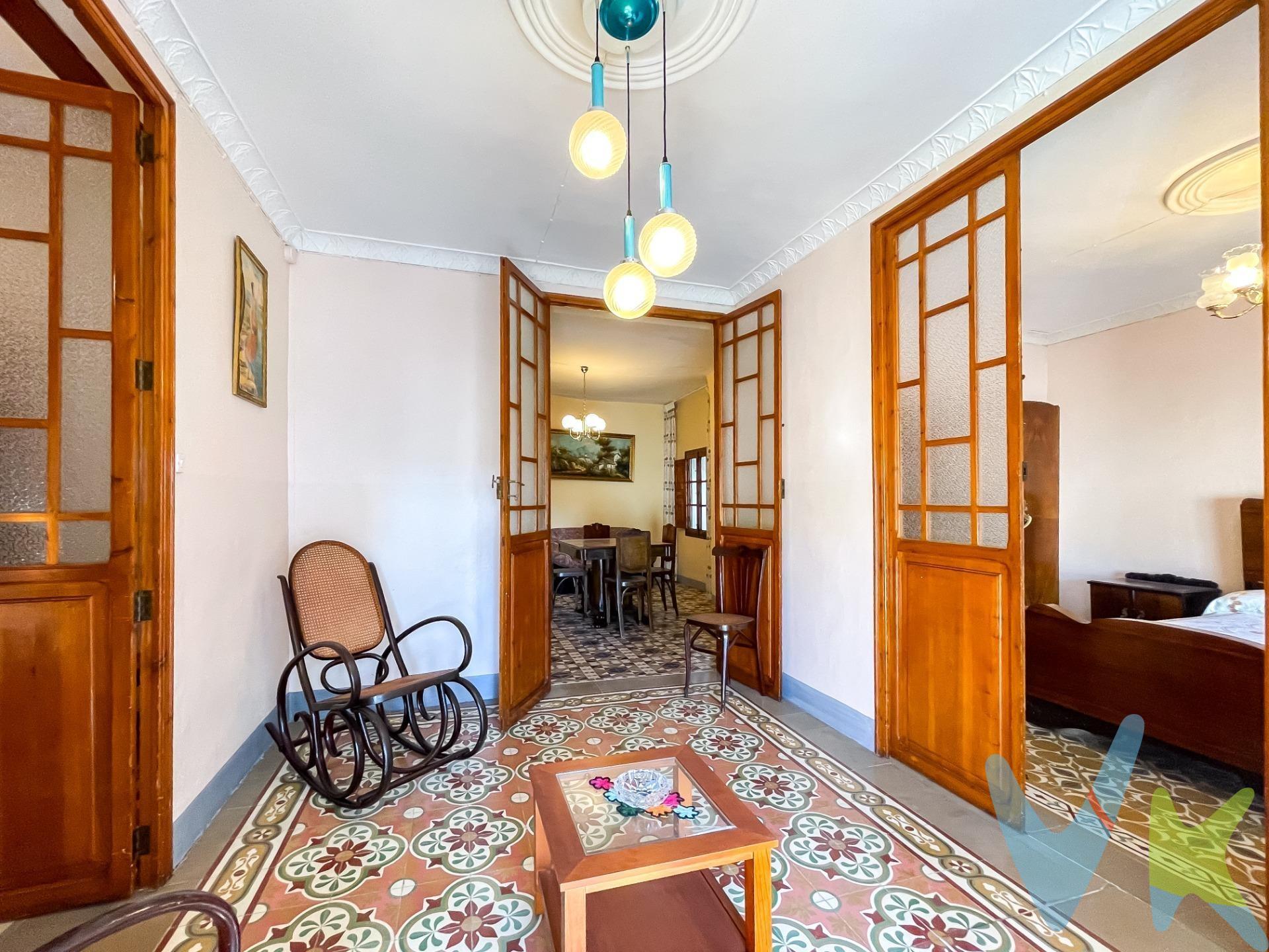 ¡Atención a esta maravillosa oportunidad! Te presentamos una encantadora casa de pueblo en venta, construida en el año 1889 y cuidadosamente conservada para mantener su esencia histórica. Esta joya de tres plantas, con una superficie de 240 metros cuadrados, ofrece un sinfín de posibilidades para hacerla tu hogar o tu refugio de fin de semana en un entorno tranquilo. La casa cuenta con 5 espaciosas habitaciones dobles que ofrecen un ambiente acogedor y cálido, ideal para acomodar a toda tu familia o amigos. La chimenea de leña en el salón principal crea un ambiente acogedor y te permitirá disfrutar de noches acogedoras durante los inviernos. Una de las muchas joyas de esta propiedad es la bodega subterránea, una auténtica cueva que te transportará a tiempos pasados, perfecta para almacenar tus vinos o crear un espacio único para reuniones y cenas especiales. La buhardilla diáfana, con su estilo clásico y vigas de madera originales, te brinda un espacio adicional que podrías convertir en un estudio, sala de juegos o cualquier otra cosa que desees. Los suelos de mosaico hidráulicos de la segunda planta le añaden un toque de carácter único a esta maravillosa propiedad. La ubicación de esta casa es simplemente inmejorable, en el corazón de Caudete de las Fuentes, un pueblo encantador con una rica historia y una comunidad acogedora, rodeado de bodegas y campos de viñedos. Es perfecto para vivir durante todo el año y también ideal como refugio de fin de semana para escapar del ajetreo y el bullicio de la ciudad. Además, esta propiedad ofrece la posibilidad de obtener una licencia de alojamiento rural, lo que la convierte en una inversión excelente para quienes buscan emprender en el sector turístico. No dejes escapar de esta oportunidad única de adquirir una auténtica casa de pueblo con tanto carácter y posibilidades. ¡Ven a visitarla sin compromiso y descubre todo lo que este lugar especial tiene para ofrecer!. 