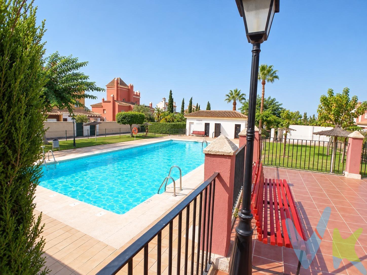 Exclusiva vivienda con terraza en urbanización con piscina  diseñada para disfrutar de confort y calidad. La propiedad cuenta con salón comedor, cocina tipo americana, dos dormitorios, un baño completo y un aseo, ofreciendo una distribución práctica para el día a día y una mayor comodidad. Uno de sus principales atractivos es su terraza en la que podrá disfrutar  con vistas a la urbanización, donde podrá disfrutar de un hermoso paisaje y disfrutar de momentos de ocio, lectura, tomar algo.. Además, la propiedad incluye plaza de garaje, una ventaja importante para disponer de un espacio propio y cómodo para estacionar el vehículo. La urbanización cuenta con piscina comunitaria y zonas comunes, creando un entorno agradable para disfrutar de momentos de descanso y ocio. Una excelente oportunidad para convertirla en tu próximo hogar o disfrutarla como segunda residencia. ¡Ven a visitarla y descubre todo lo que esta vivienda puede ofrecerte!. INFORMACIÓN LEGAL  Y GASTOS. *Segunda transmisión: Operación sujeta a ITP, cuyo tipo general es del 7% respecto al precio de venta, pudiendo reducirse al 6% o 3,5% en determinados supuestos conforme a la Ley 5/2021, de 20 de octubre, de Tributos Cedidos de la Comunidad Autónoma de Andalucía. * Honorarios de agencia - El comprador deberá abonar a la agencia unos honorarios del 3% del precio de compraventa (mínimo 3.000 €), más IVA del 21%. * Gastos de Notaría y Registro - Se estiman entre 1.000 € y 2.500 €, dependiendo del precio final, número de copias, extensión de la escritura y complejidad, conforme al Real Decreto 1426/1989 (arancel notarial) y Real Decreto 1427/1989 (arancel registral). * Financiación - En caso de financiación bancaria, los gastos asociados deberán ser consultados directamente con la entidad financiera correspondiente. Nota importante - La agencia realiza labores de intermediación. Las condiciones finales de la compraventa estarán sujetas a la aceptación expresa de la parte vendedora y a la posterior formalización contractual. . . 