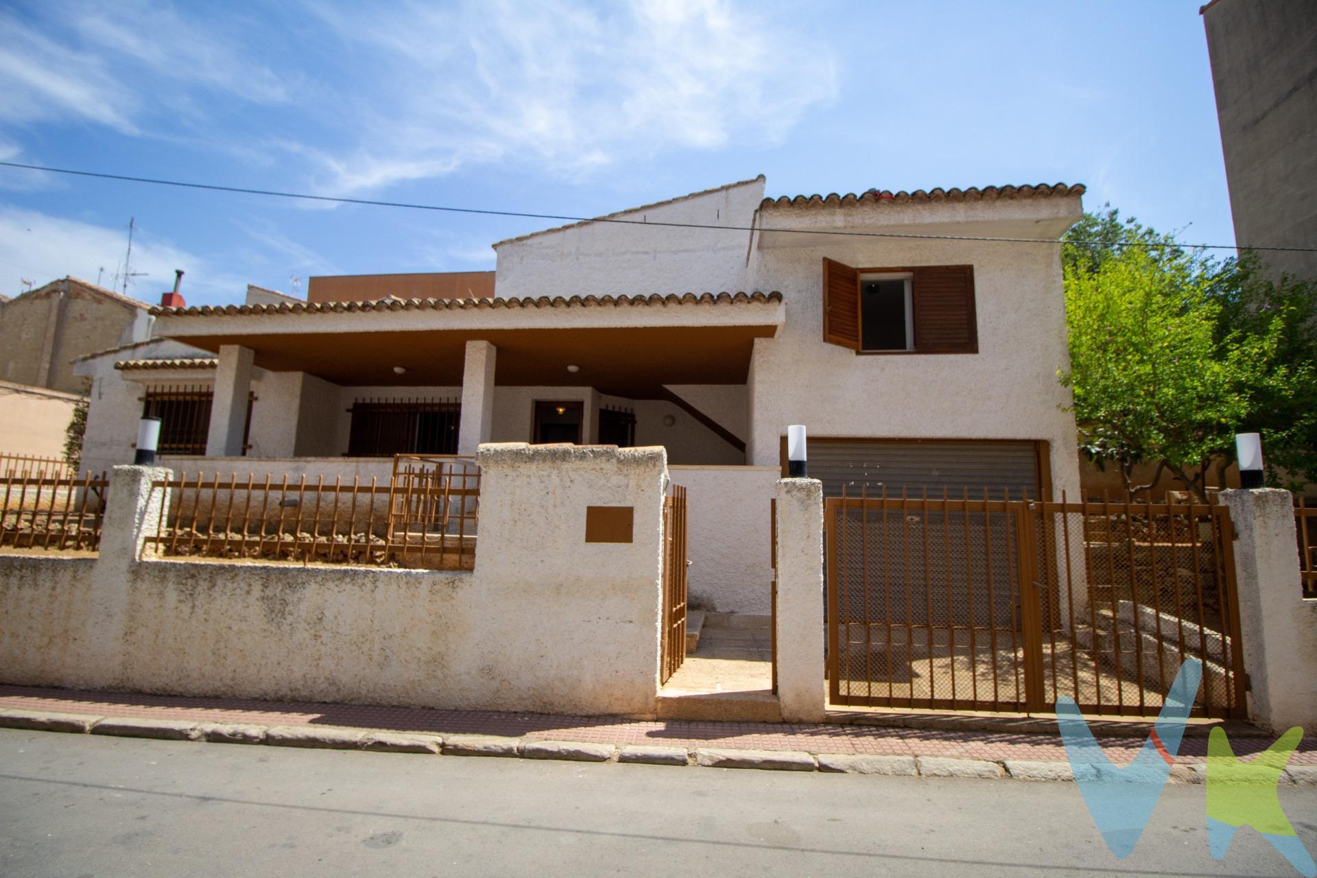 Chella es un pueblo de la canal de Navarres, con un precioso mirador y rodeado de montañas. Este magnífico chalet céntrico, ideal para una familia numerosa, dispone de cinco habitaciones, dos baños completos y un aseo adicional. La propiedad cuenta con un garaje espacioso y un almacén o trastero para mayor comodidad. Está completamente vallado, asegurando privacidad y seguridad, y rodeado de un hermoso jardín que cubre todo el perímetro del terreno, proporcionando un espacio verde y tranquilo. Al entrar, te recibe un hall que distribuye el acceso a las distintas áreas de la casa. El salón, amplio y acogedor, destaca por su chimenea, perfecta para disfrutar de cálidas reuniones familiares durante el invierno. La cocina  tiene una salida directa a la zona de barbacoa, facilitando la organización de comidas al aire libre. Las ventanas de aluminio con contraventanas mallorquinas de madera no solo añaden un toque de estilo tradicional, sino que también garantizan una excelente iluminación y ventilación en todos los dormitorios. Cada habitación está diseñada para ofrecer confort y luminosidad, convirtiéndolas en espacios perfectos para el descanso. En la primera planta, encontramos habitaciones y un baño completo adicional.  . Y en la parte superior del inmueble encontramos una habitación con aseo y  el acceso a una amplia terraza con vistas a los alrededores, ideal para relajarse y disfrutar del paisaje. El porche, amplio y acogedor, es un lugar perfecto para pasar las tardes, ya sea leyendo un libro o compartiendo un café con amigos.  Este chalet es una combinación perfecta de comodidad, estilo y ubicación privilegiada, haciendo de él una excelente opción para quienes buscan un hogar céntrico con todas las comodidades. ¡Contacta con nosotros hoy mismo y ven a verlo! ¡Tu nuevo hogar te espera!. Tfno 96 172 45 35 . Móvil 644 1 34 93. www.grupo-vive.com. vivexativa@grupo-vive.com